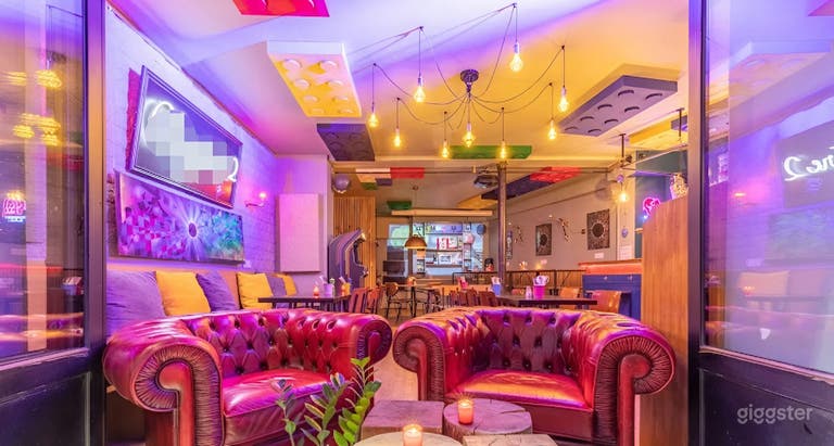  Bar Rétro Coloré avec Jeux d'Arcade 26 Canapés Confortables 