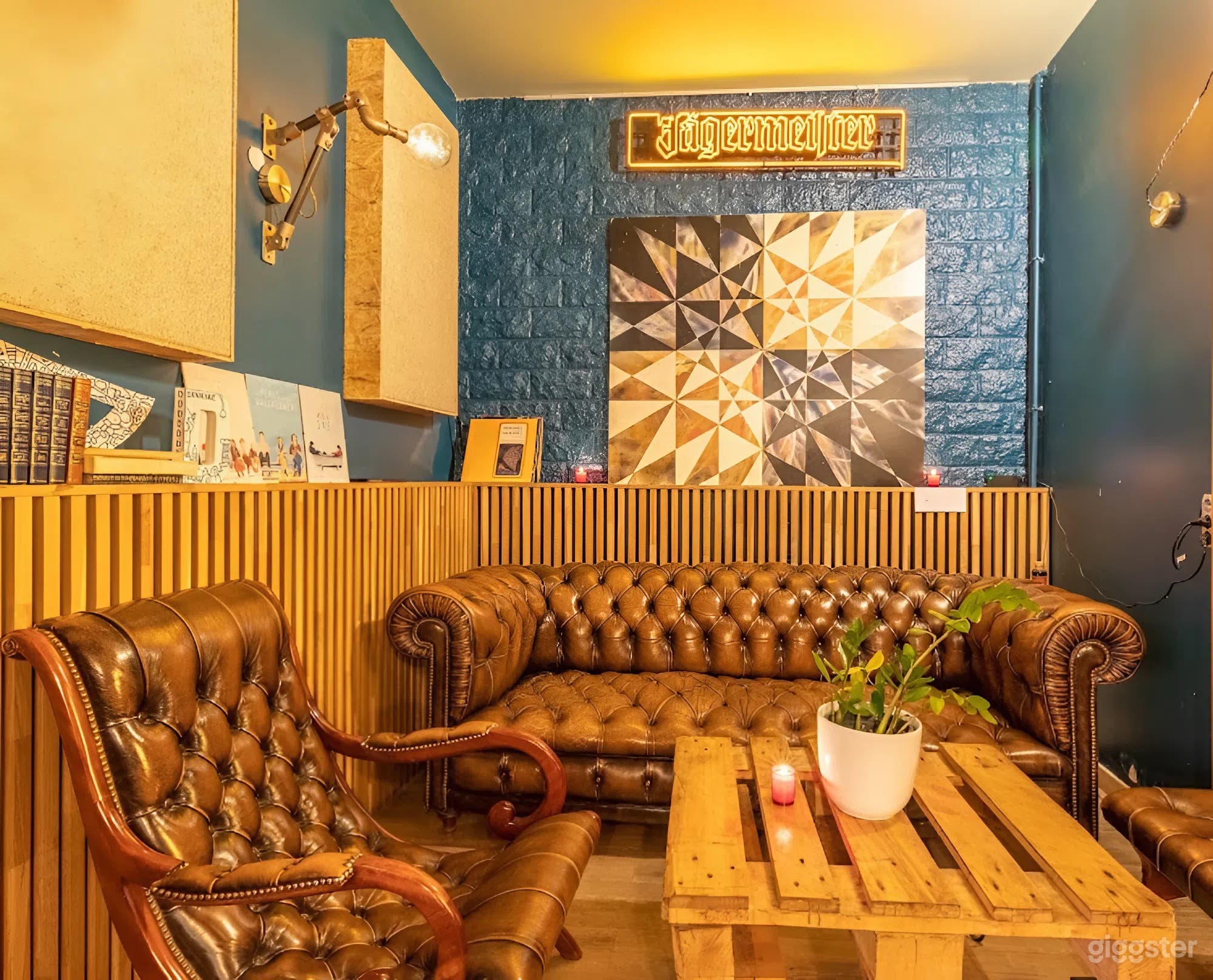 Photo de Bar Rétro Coloré avec Jeux d'Arcade 26 Canapés Confortables 4