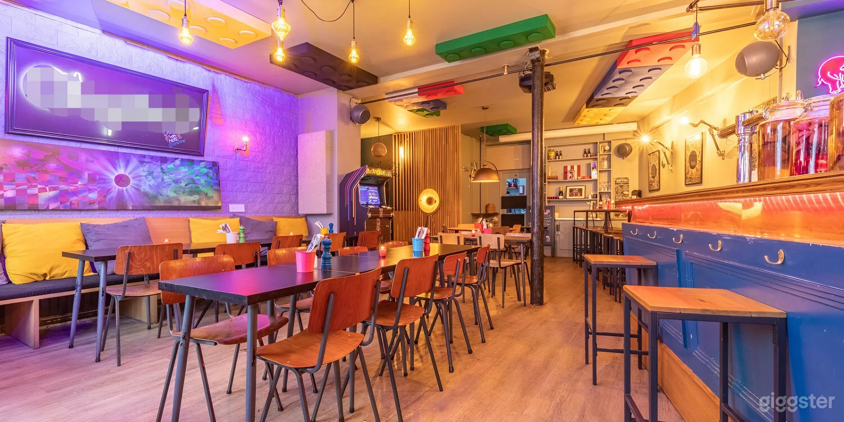 Photo de Bar Rétro Coloré avec Jeux d'Arcade 26 Canapés Confortables 3