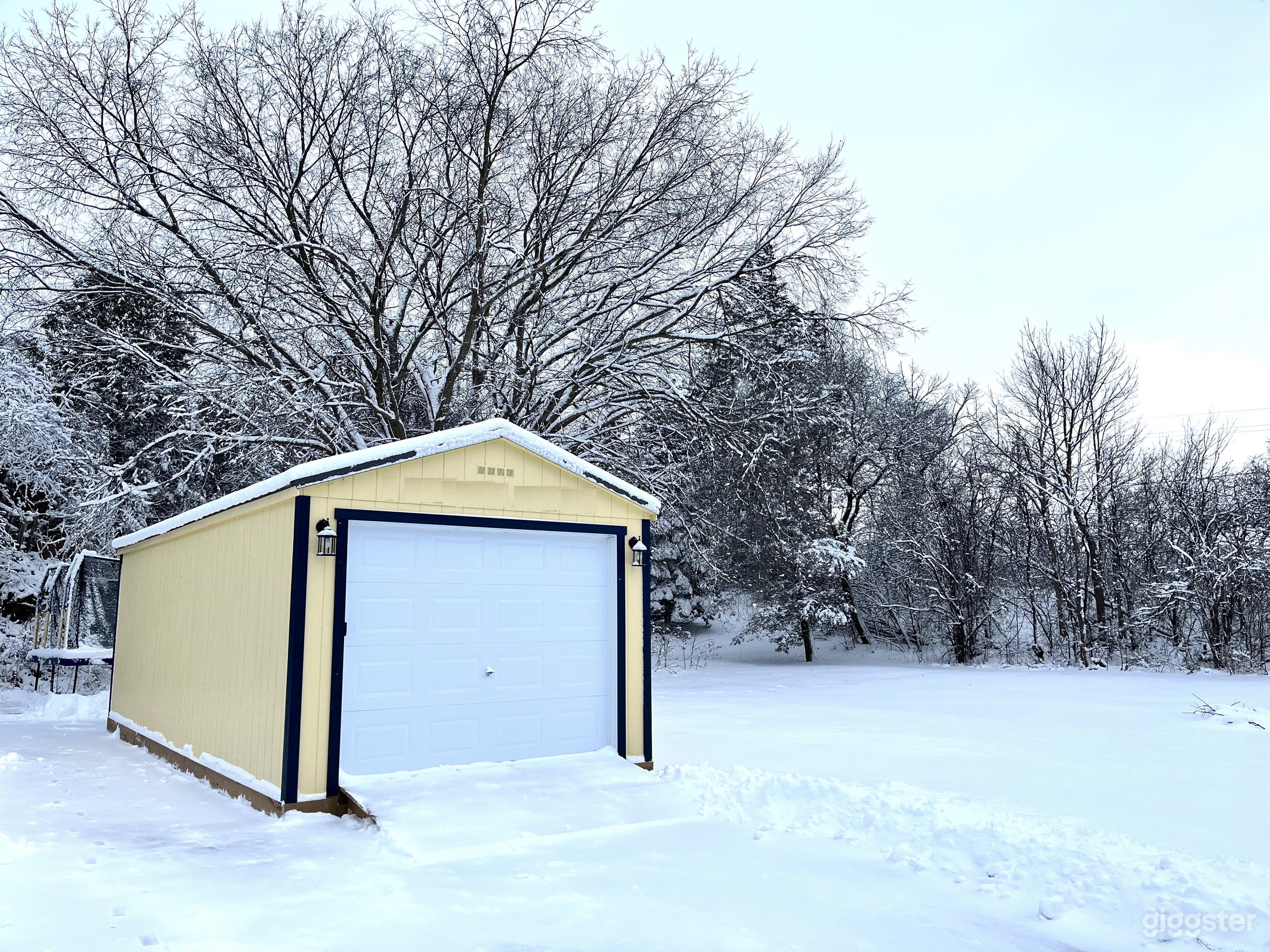 Luxury Modern Garage - Workshop, Bar, Climb, Swing Photo 4