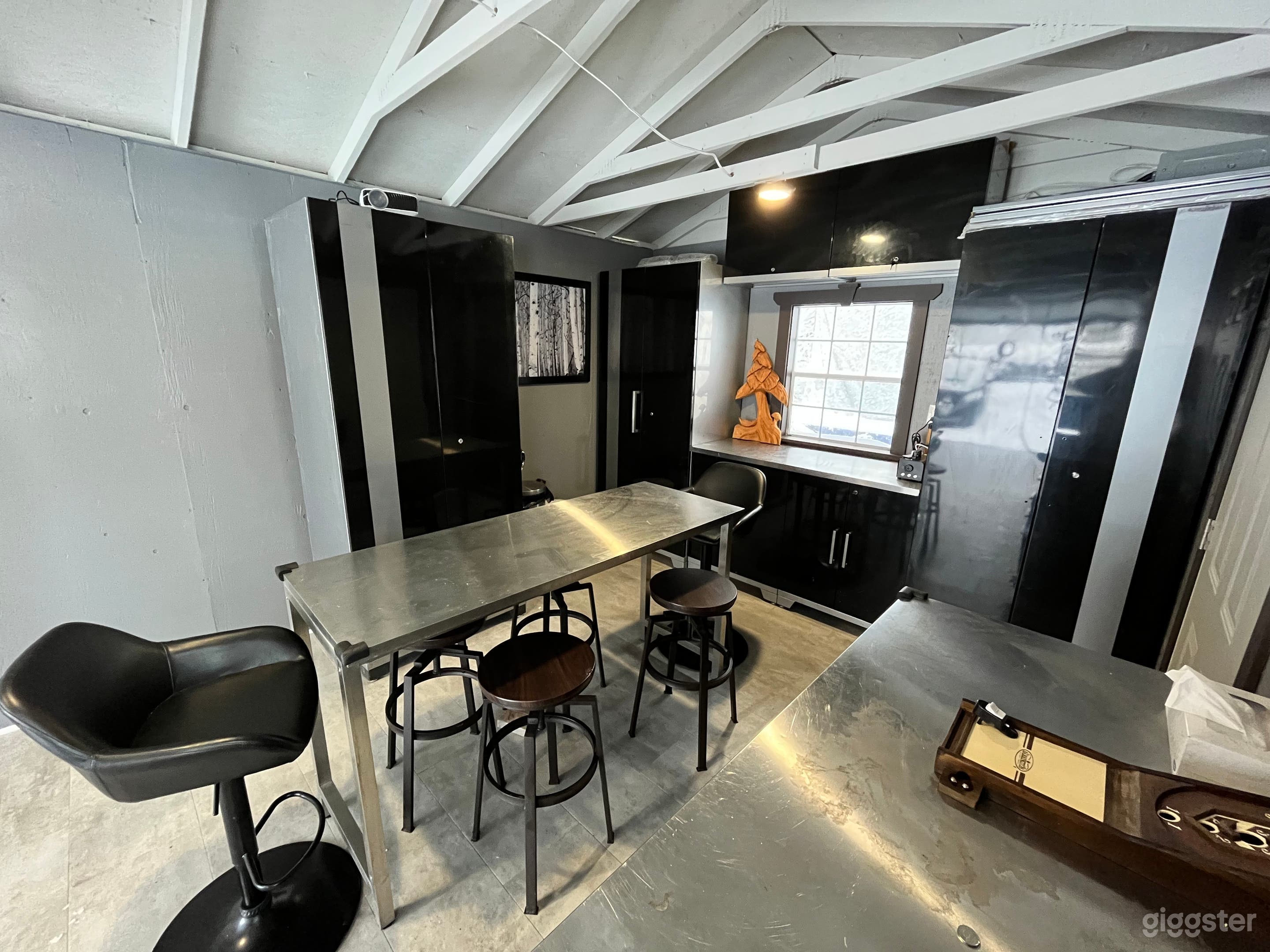 Luxury Modern Garage - Workshop, Bar, Climb, Swing Photo 1
