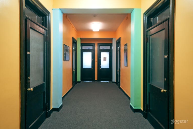  Salle colorée avec intérieurs lumineux, espace détente 