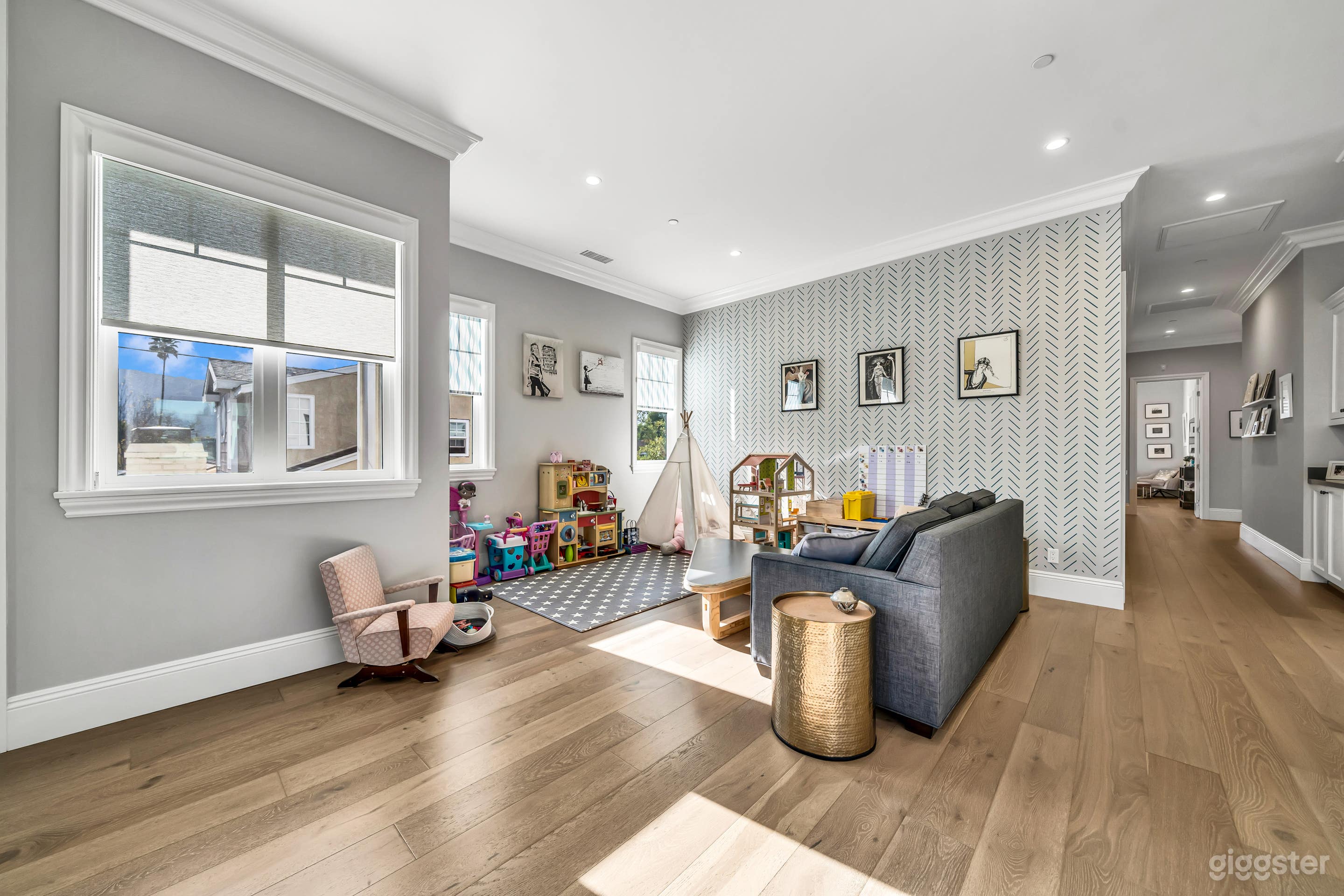 SPACIOUS MODERN FARMHOUSE: BURBANKS PRODUCTION GEM Photo 4