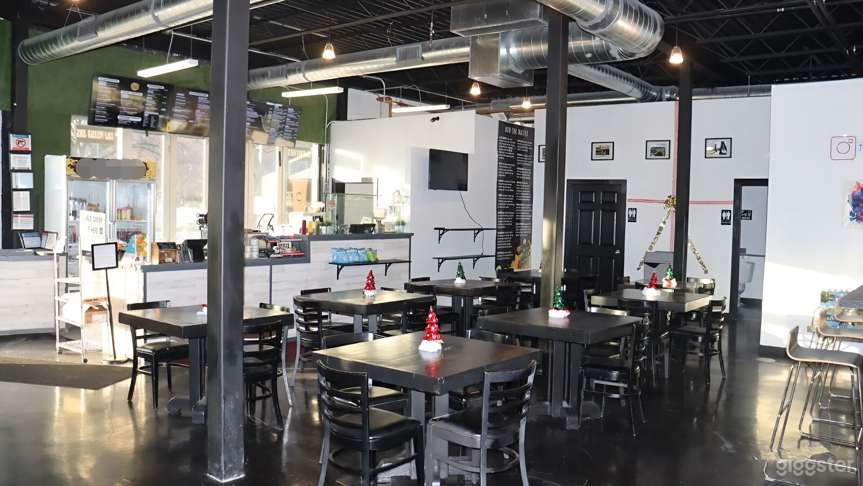 South Loop Smoothie &amp; Full Bar Space with Modern Amenities Photo 4