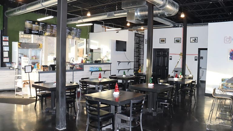  South Loop Smoothie & Full Bar Space with Modern Amenities 
