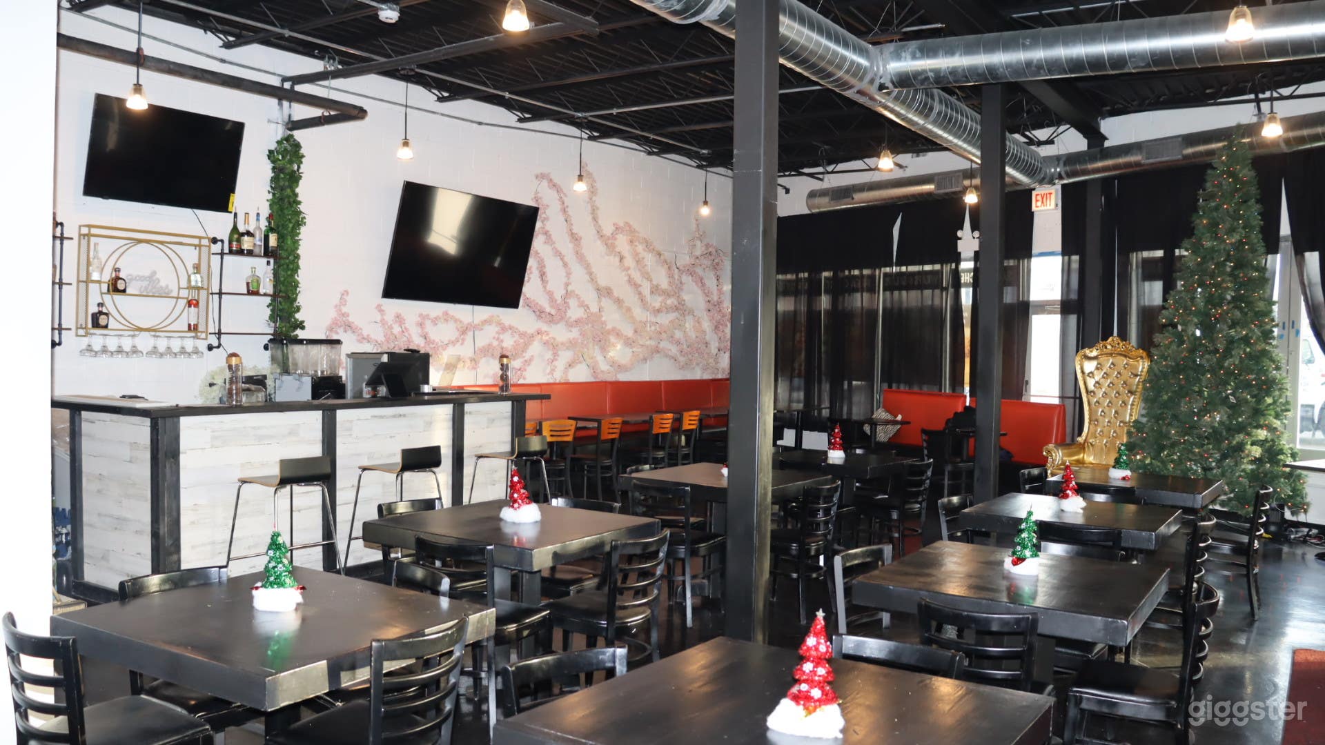 South Loop Smoothie &amp; Full Bar Space with Modern Amenities Photo 1