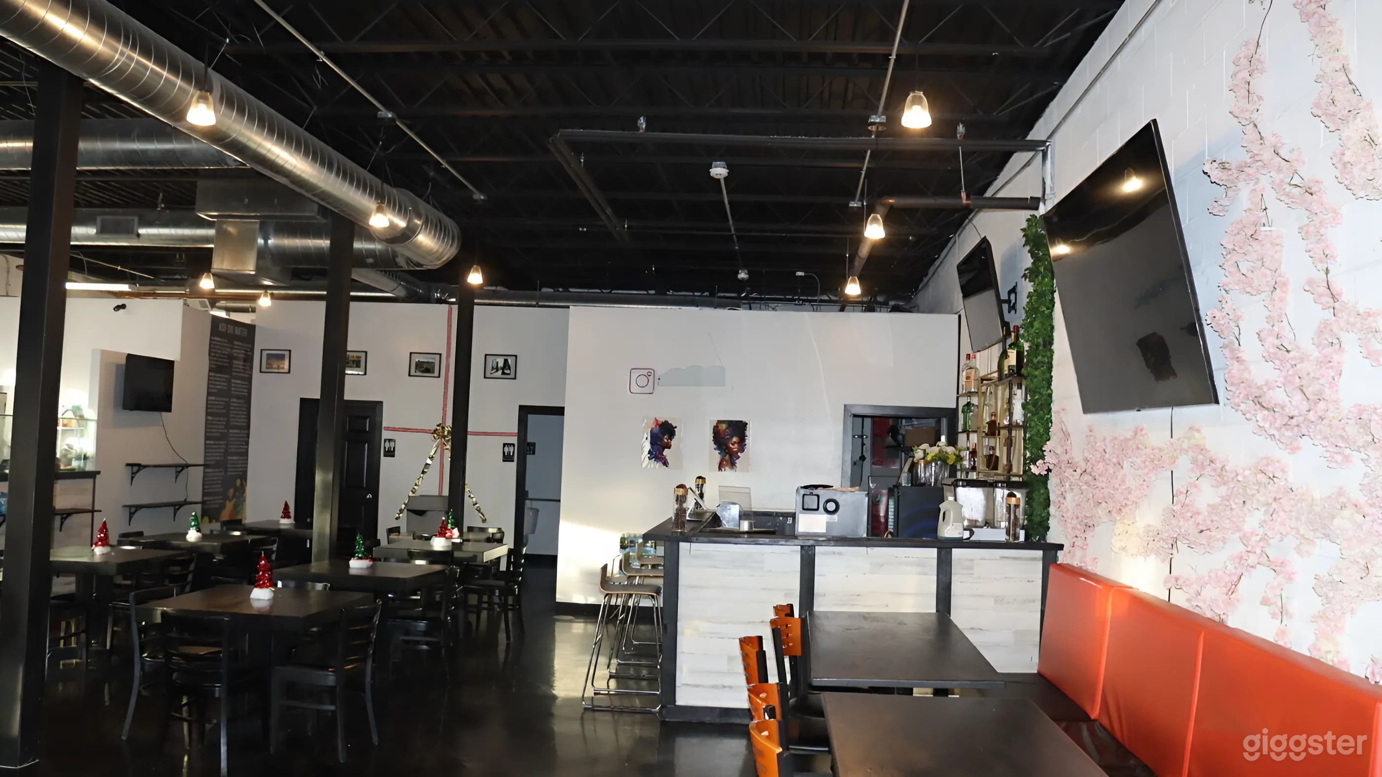 South Loop Smoothie &amp; Full Bar Space with Modern Amenities Photo 2