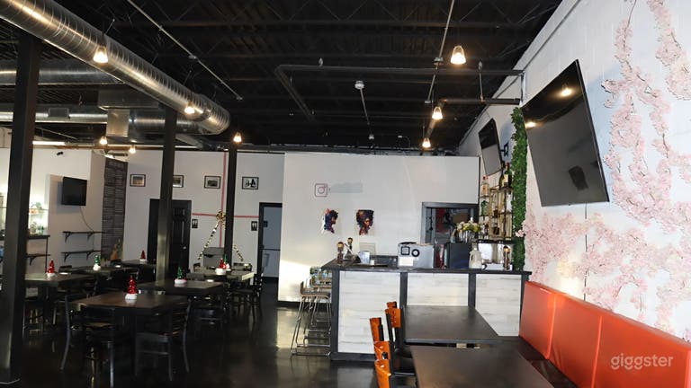  South Loop Smoothie & Full Bar Space with Modern Amenities 