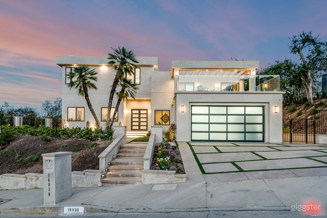 Modern Stunner in the Encino Hills Photo 1