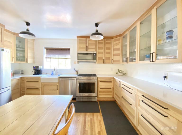  Light-Filled Mid Century Ranch with Vaulted Ceilings & Pool 