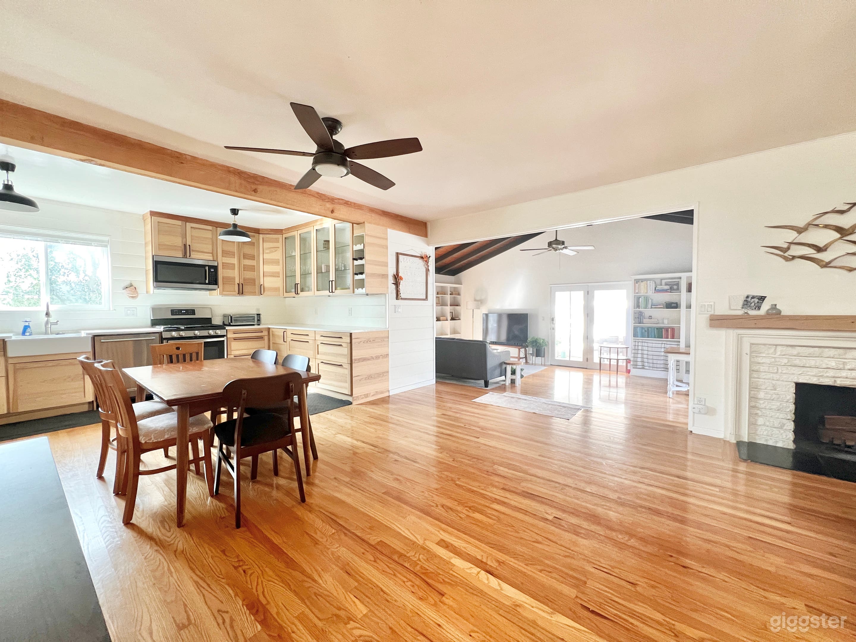 Light-Filled Mid Century Ranch with Vaulted Ceilings &amp; Pool Photo 1