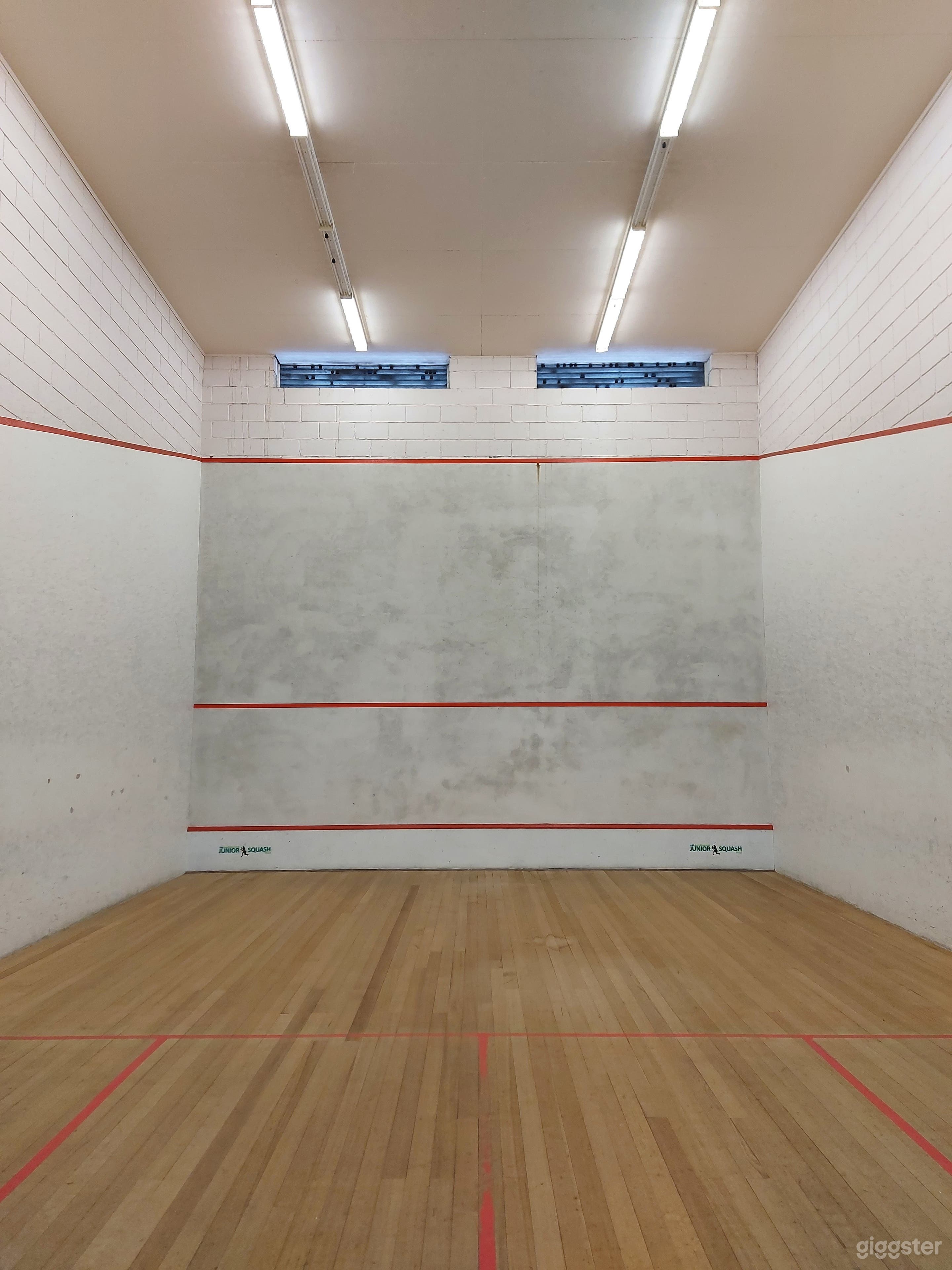 8 Squash courts 
