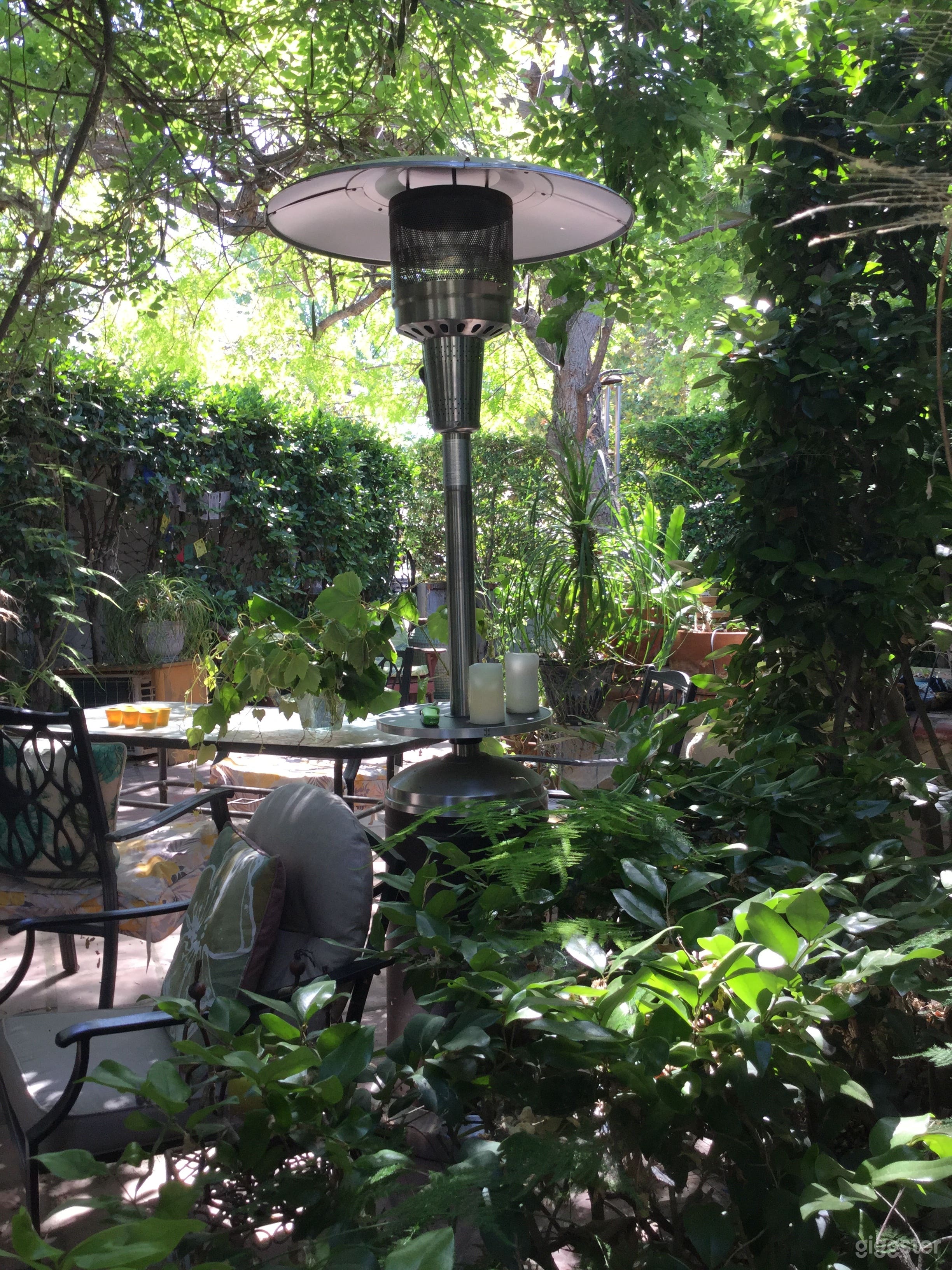 Lush secluded beautiful backyard patio holds 30.