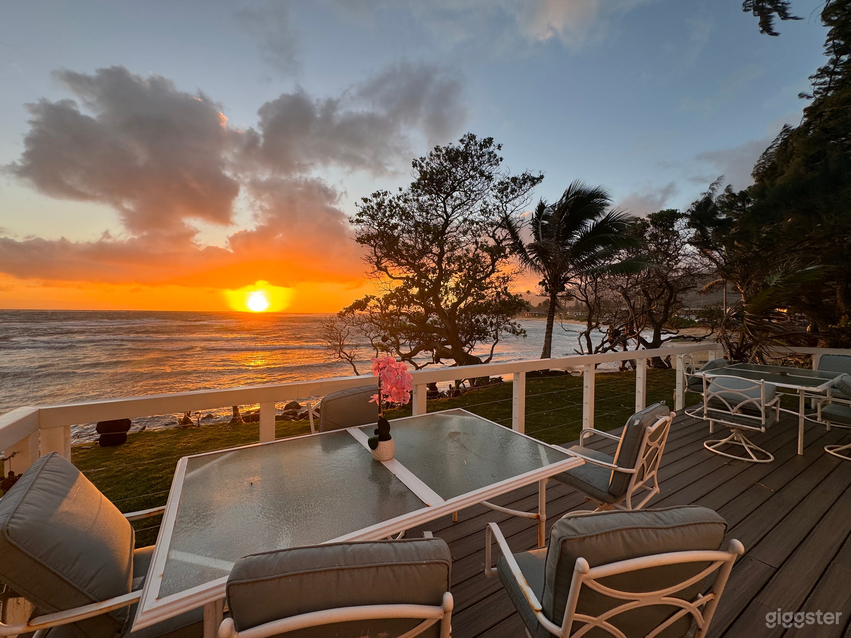 Beach White Villa on a Ocean in Oahu Hawaii Photo 2