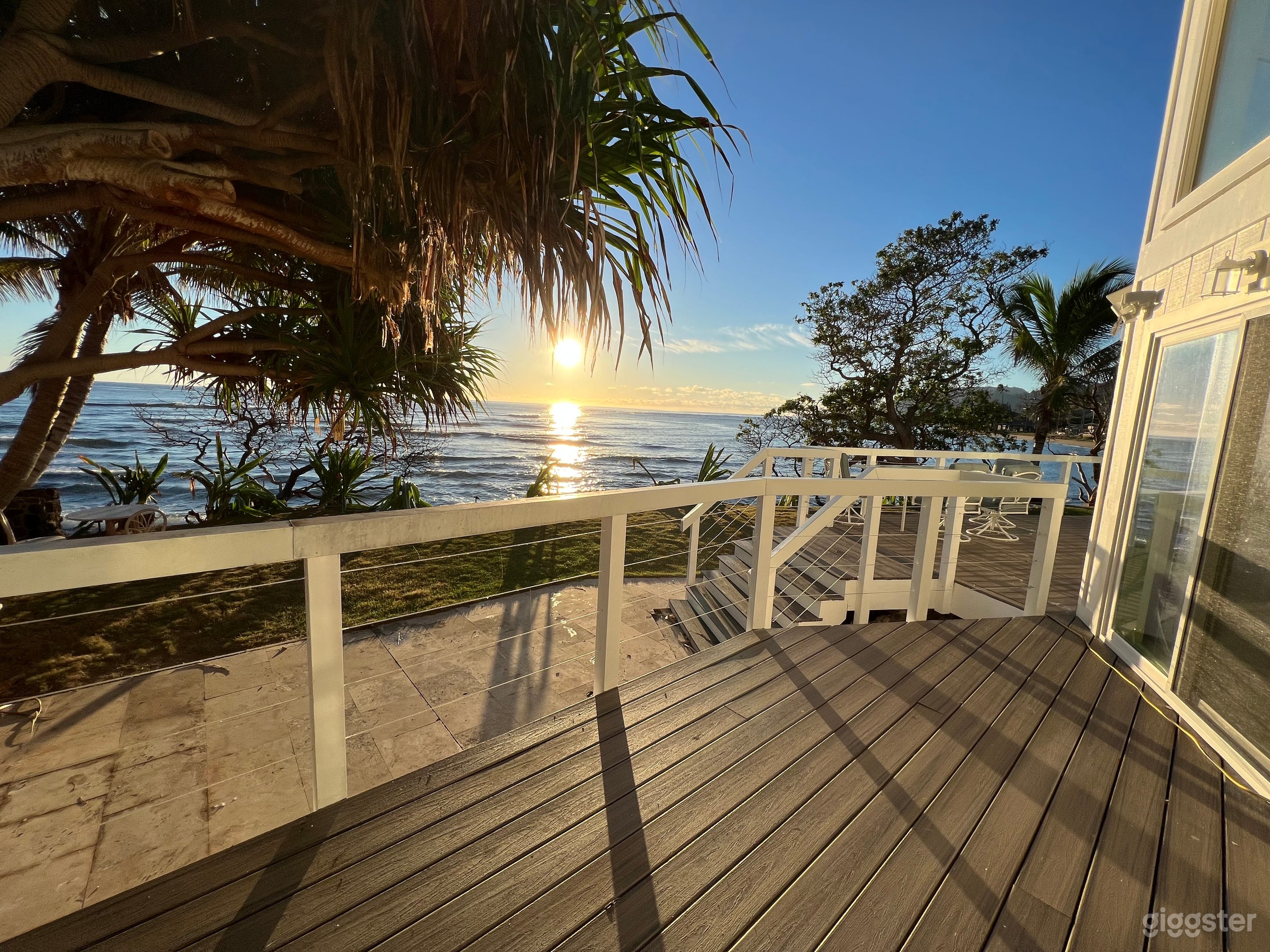 Beach White Villa on a Ocean in Oahu Hawaii Photo 4