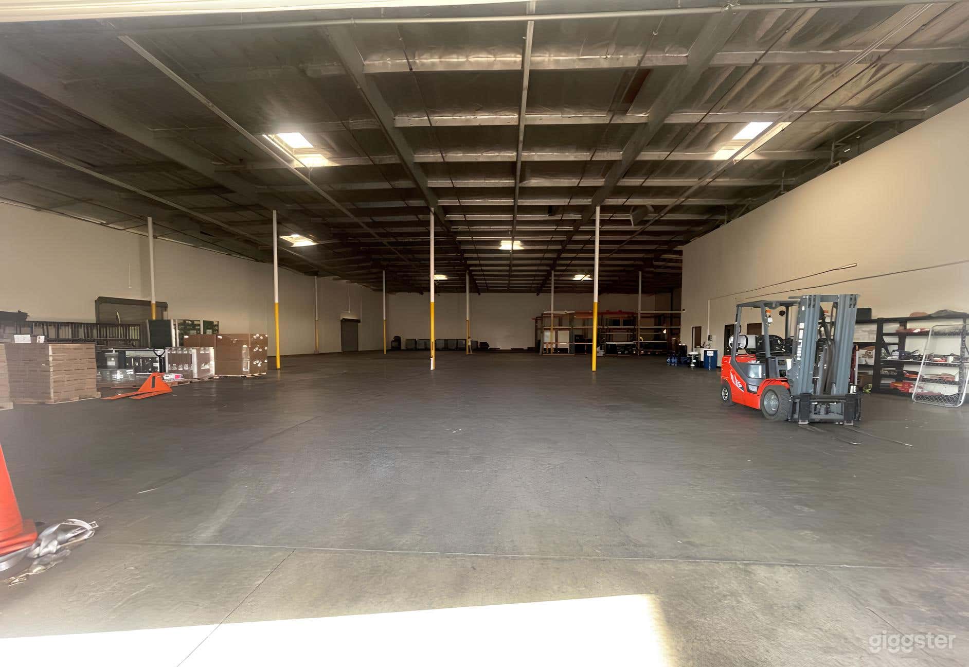 Warehouse with Great Natural Light Photo 2