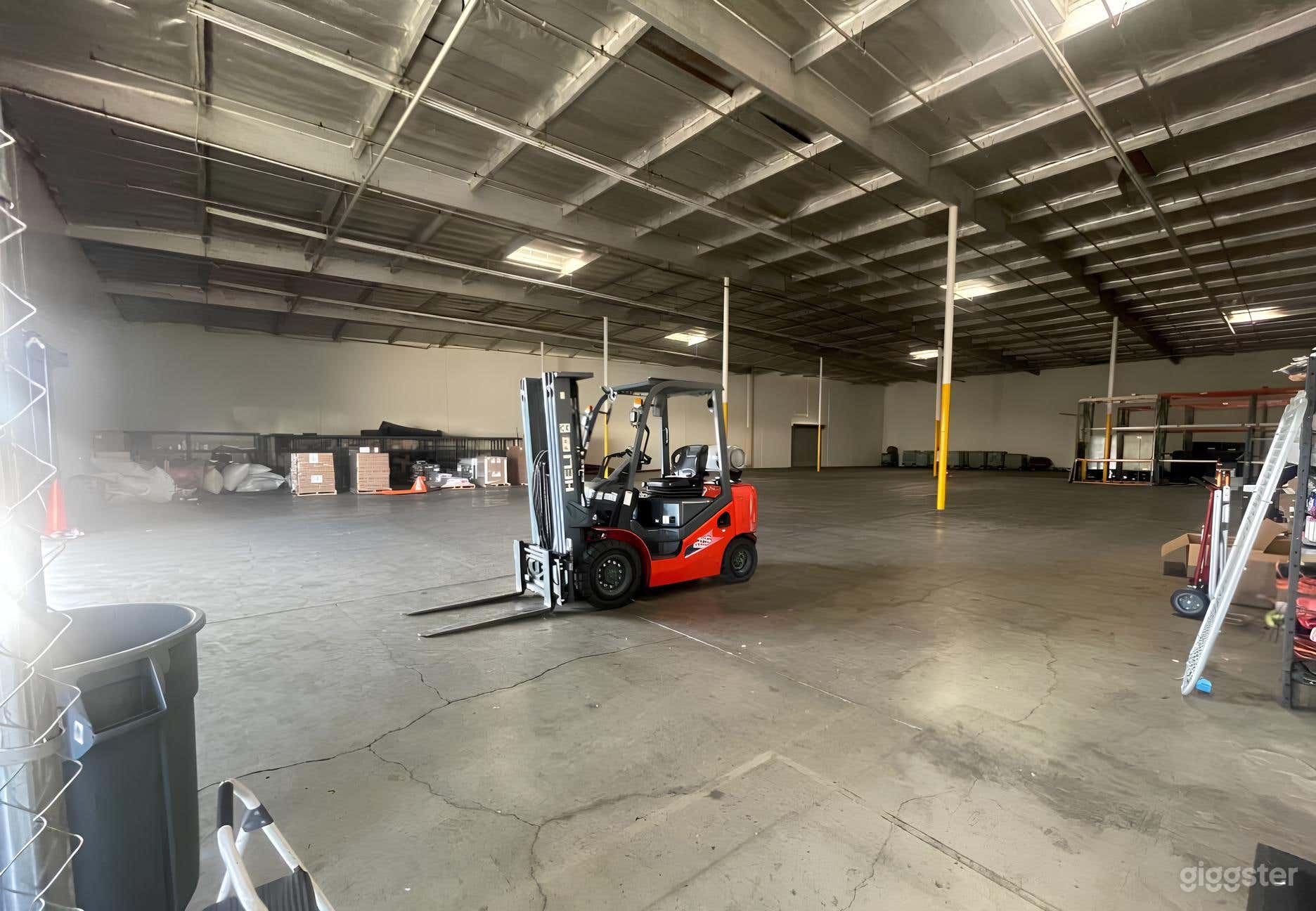 Warehouse with Great Natural Light Photo 3