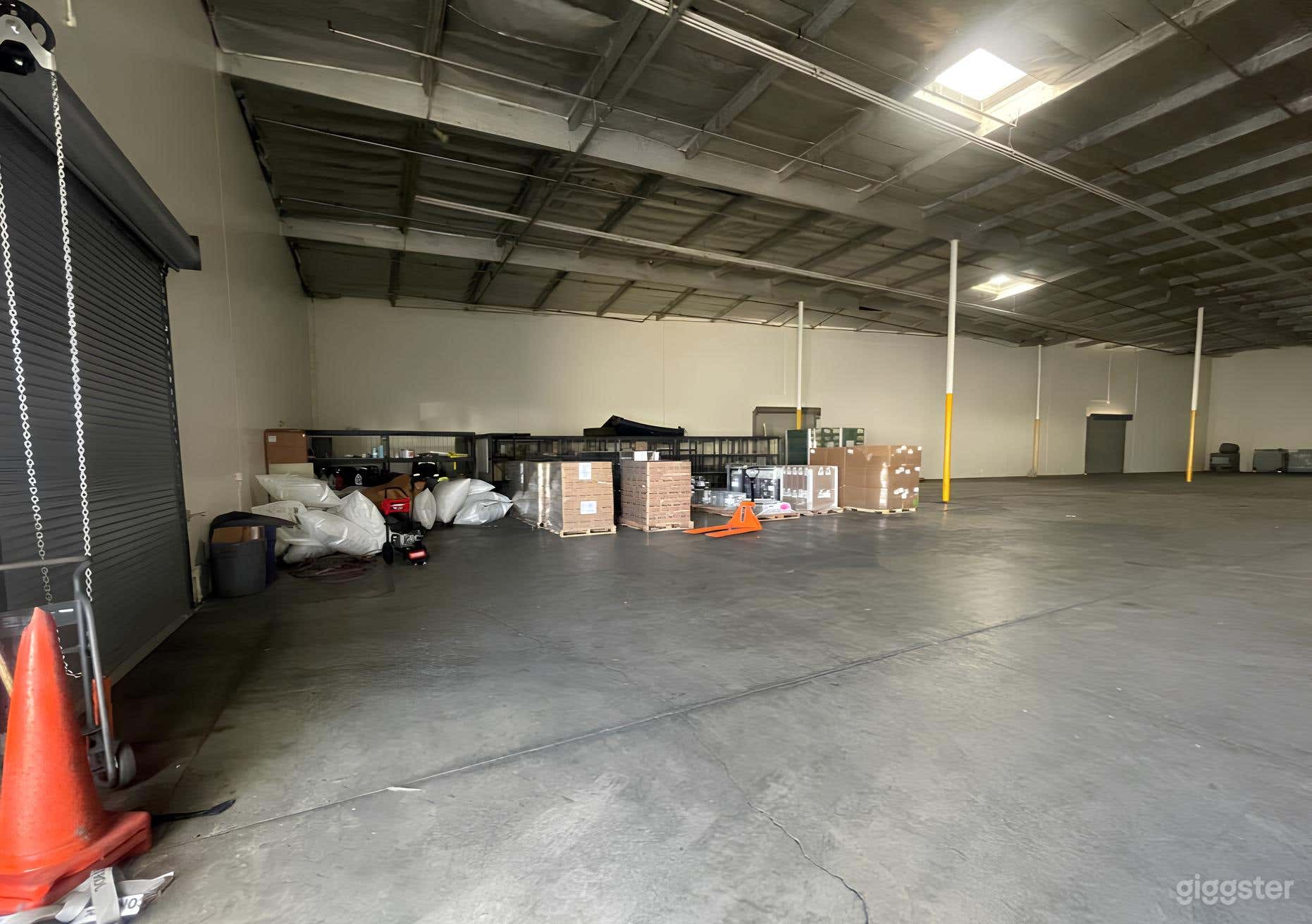Warehouse with Great Natural Light Photo 4