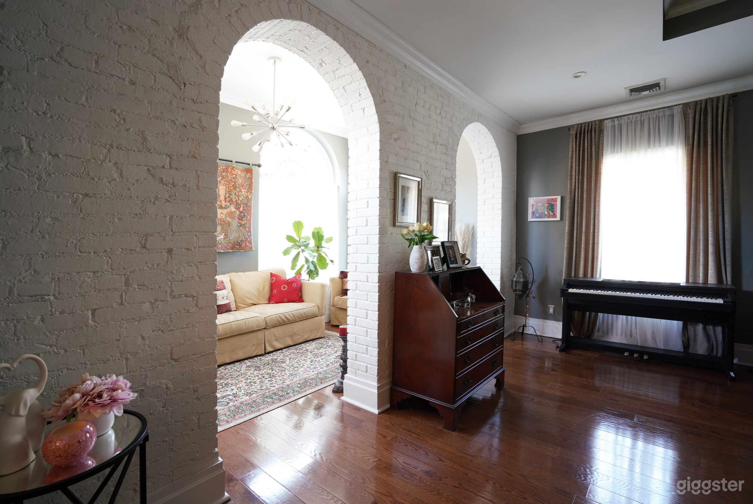 Shapira's Classic Victorian Unique House 1970-90' Photo 4