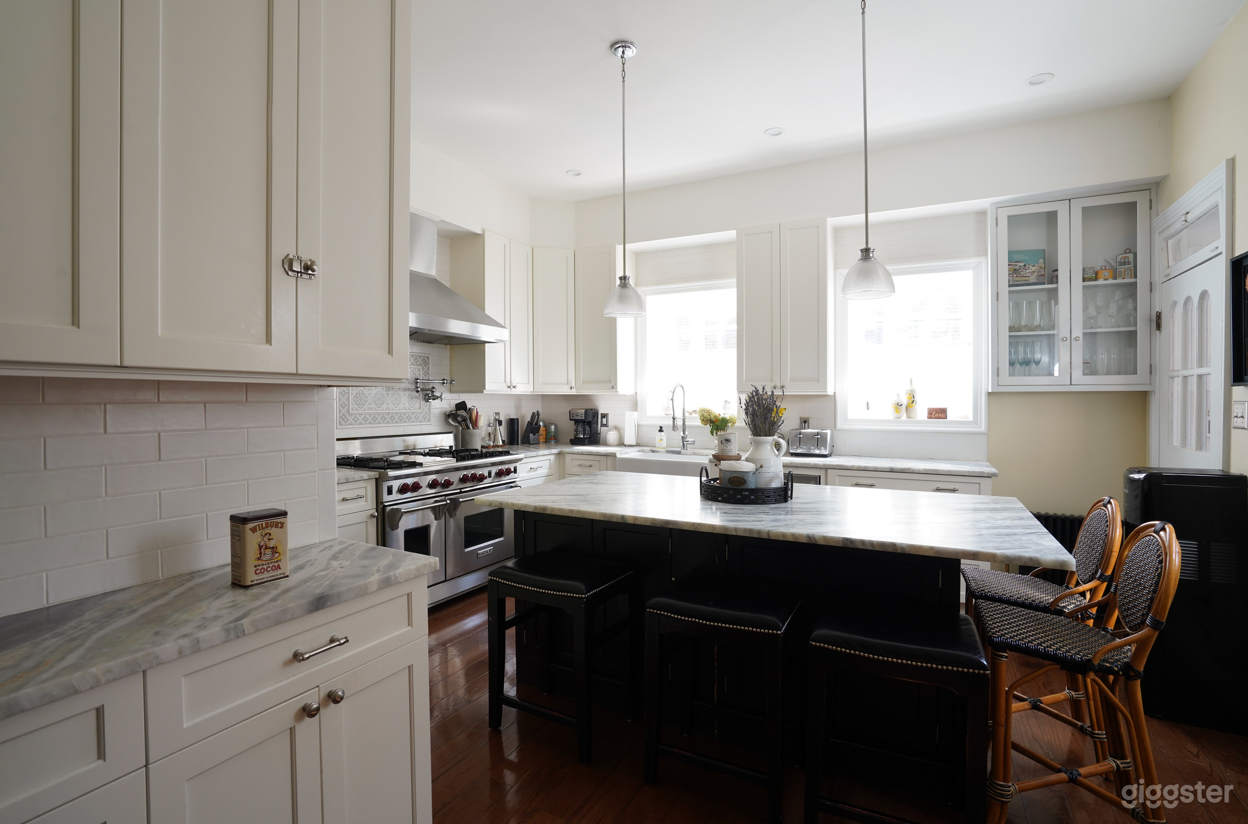 Shapira's Classic Victorian Unique House 1970-90' Photo 3