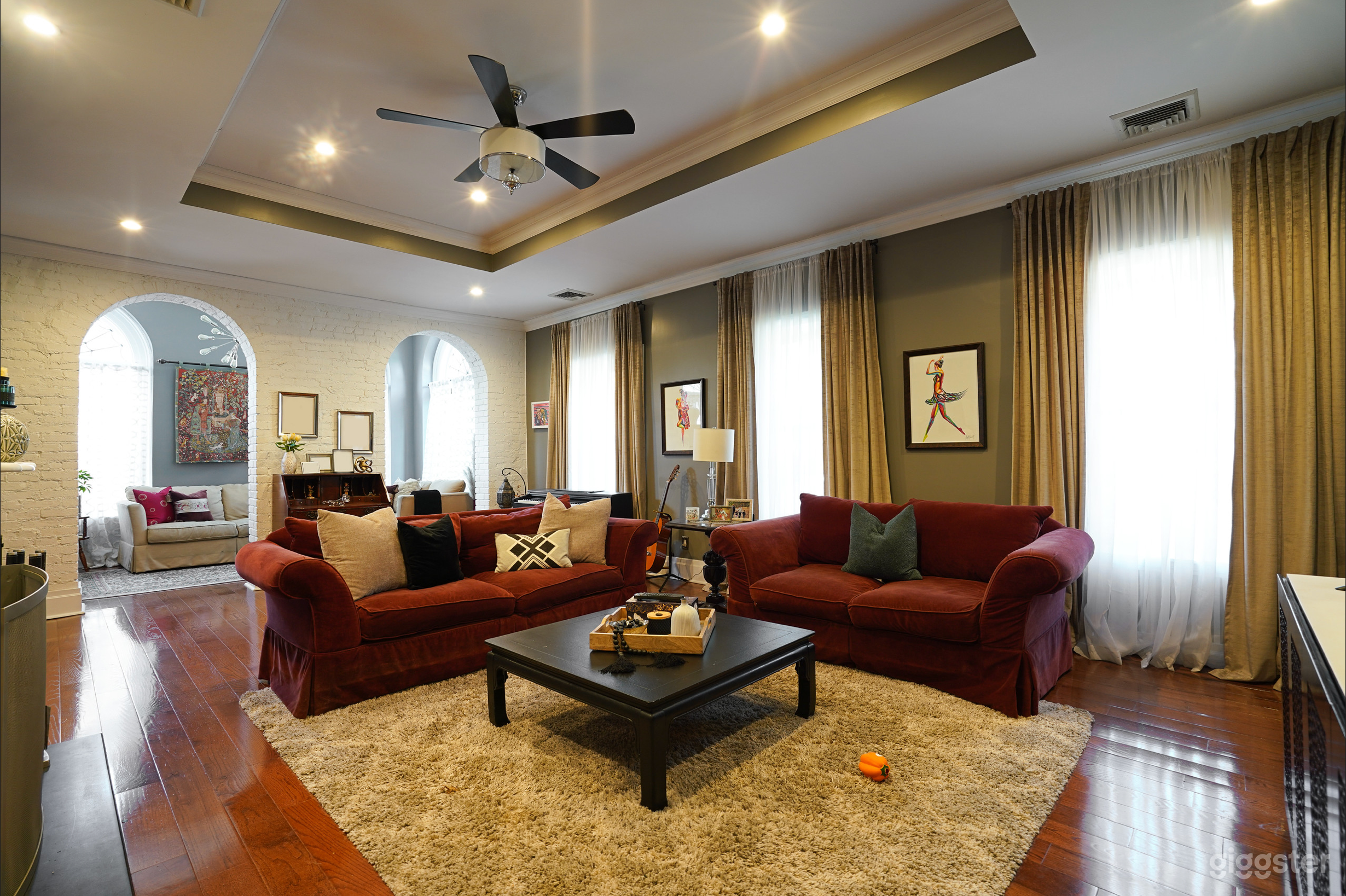 Shapira's Classic Victorian Unique House 1970-90' Photo 1