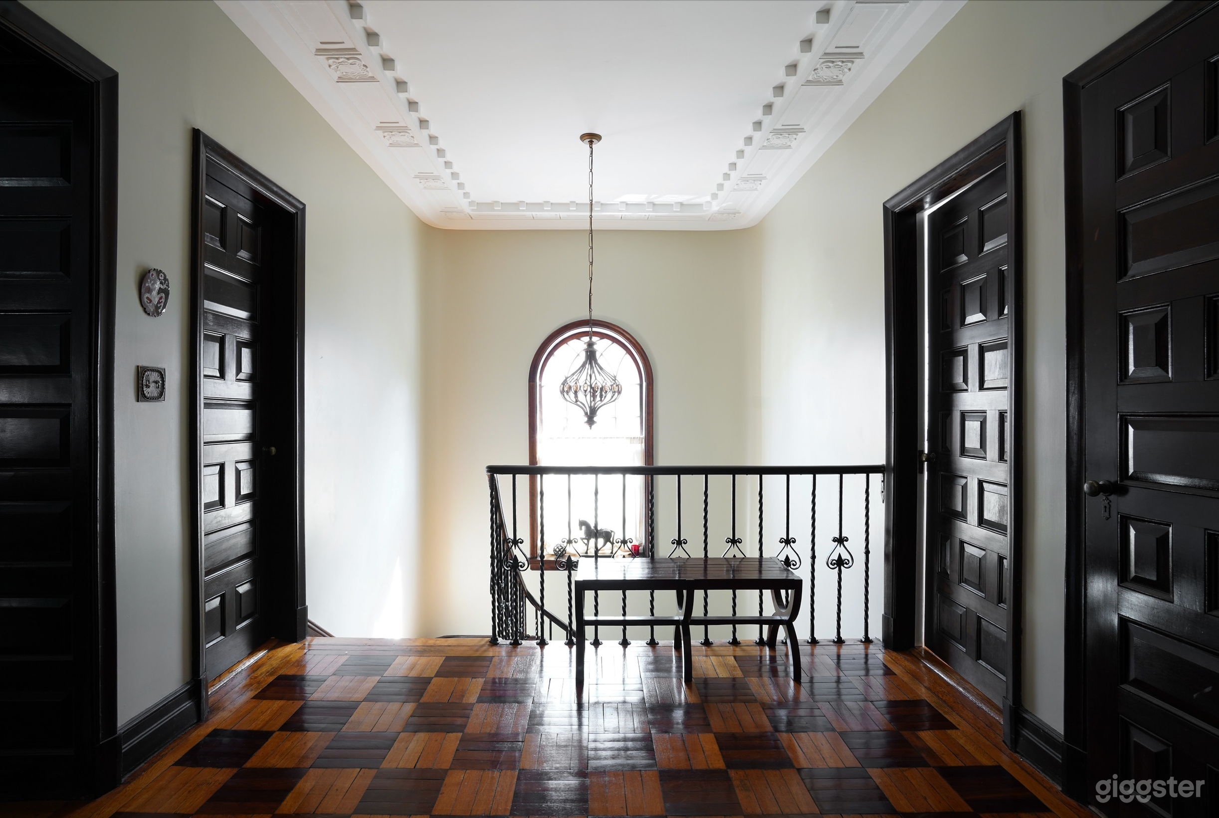 Shapira's Classic Victorian Unique House 1970-90' Photo 2