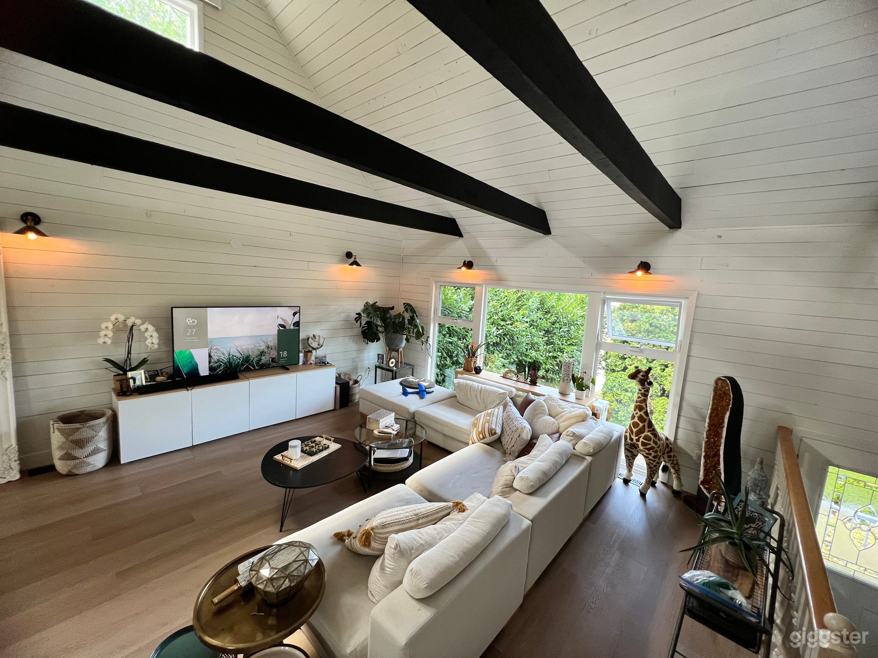 Modern Farmhouse with soundbath loft Photo 2