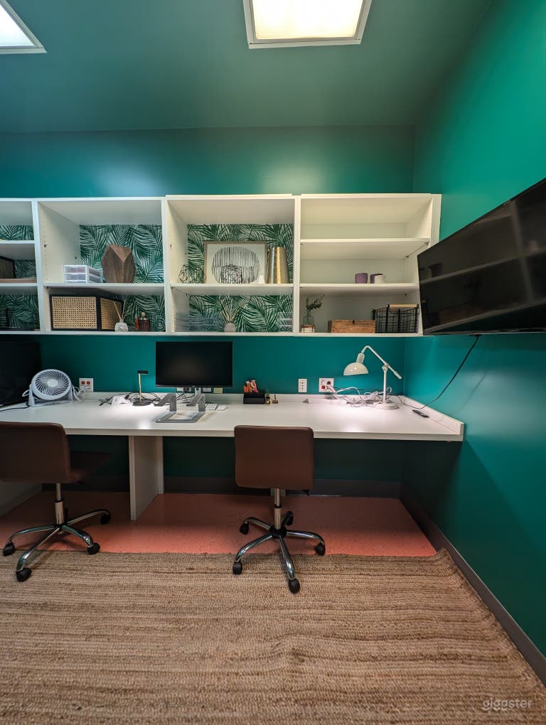  4-Person Conference Room 