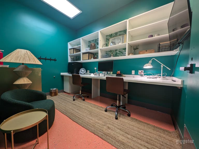  4-Person Conference Room 