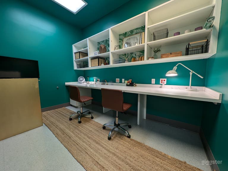  4-Person Conference Room 