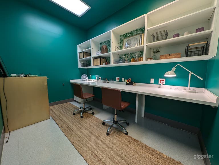  4-Person Conference Room 