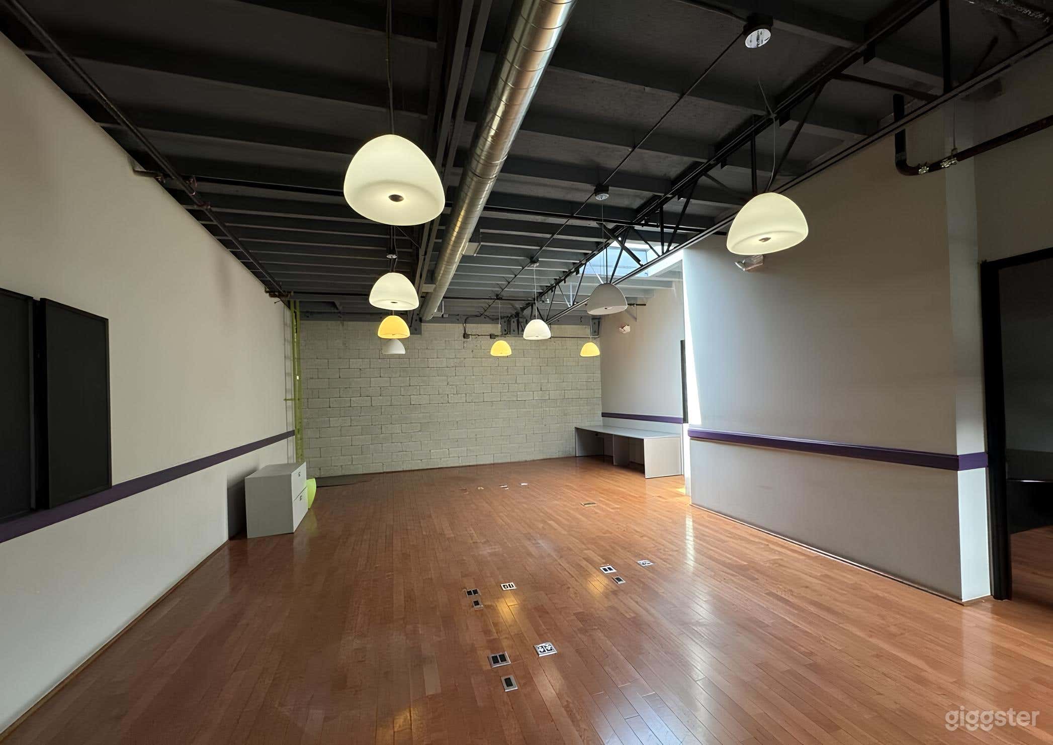 Versatile Space Perfect for Building Custom Sets Photo 2