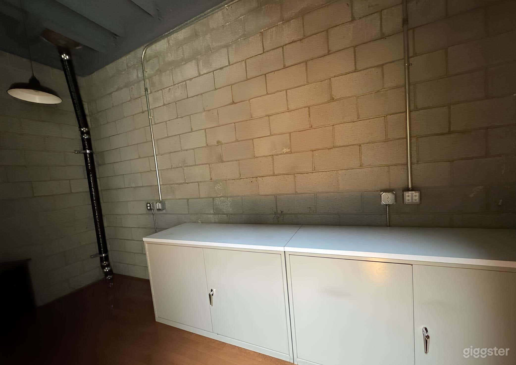 Versatile Space Perfect for Building Custom Sets Photo 4