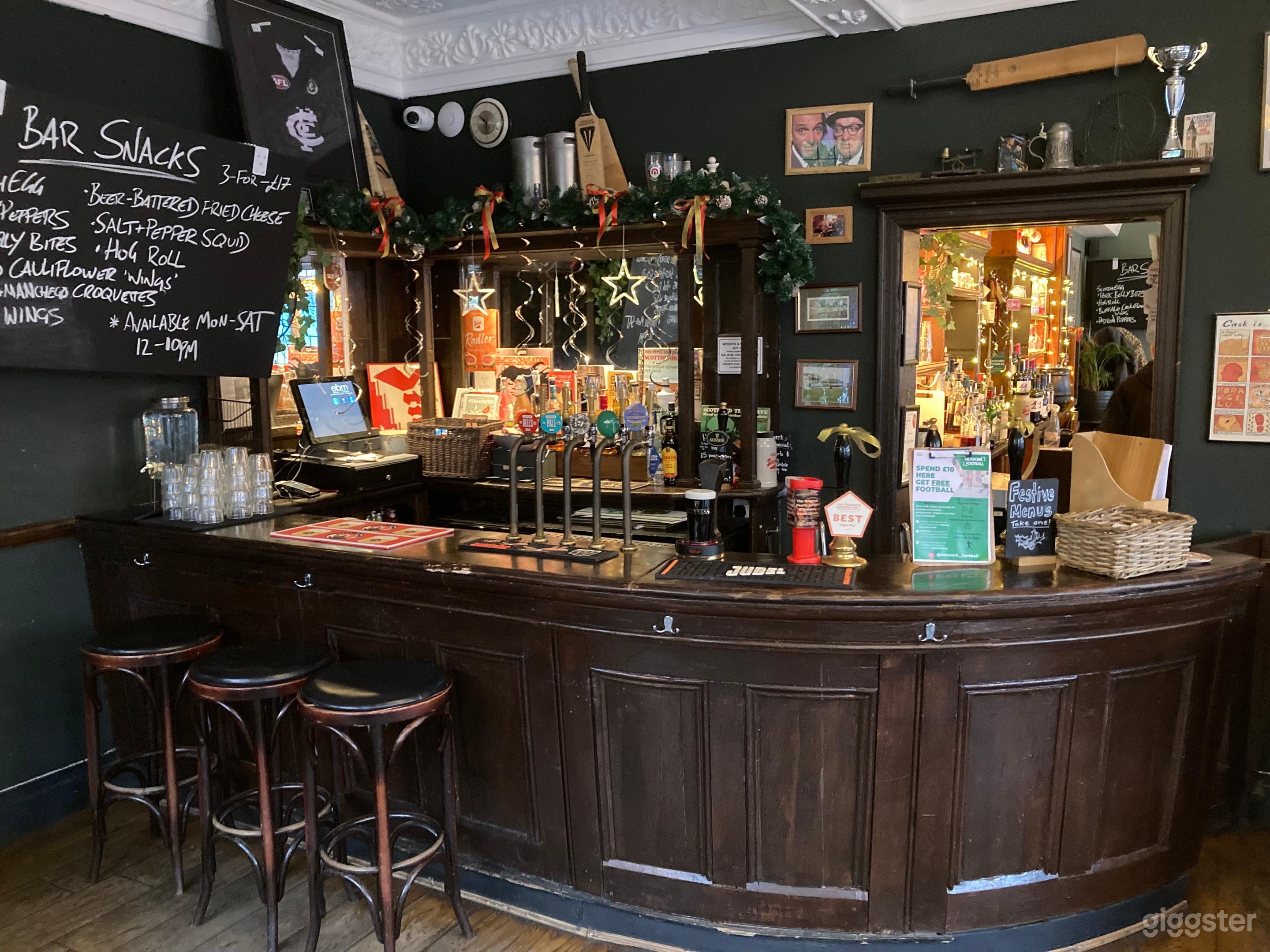 Traditional London Pub 1920s Photo 3