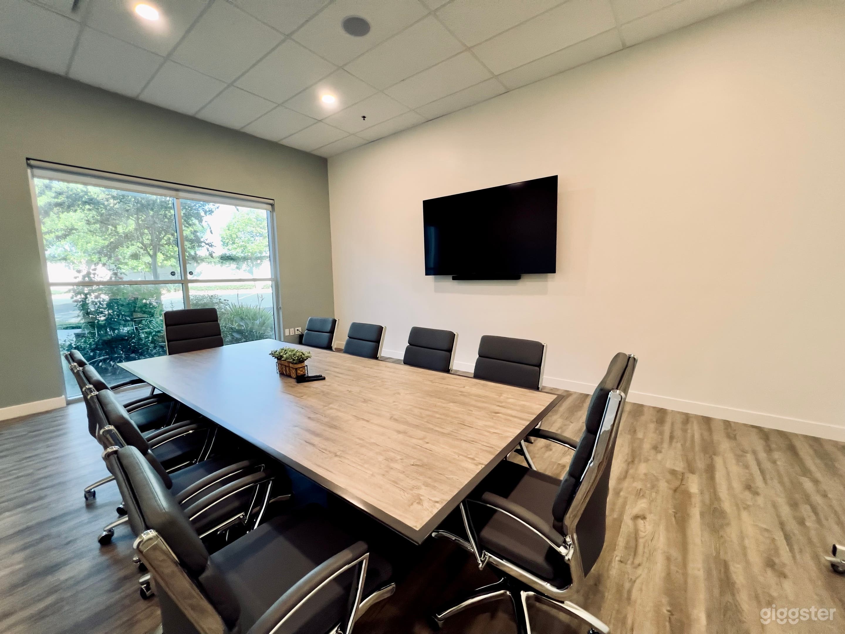 Open Breathable Conference Room Photo 1