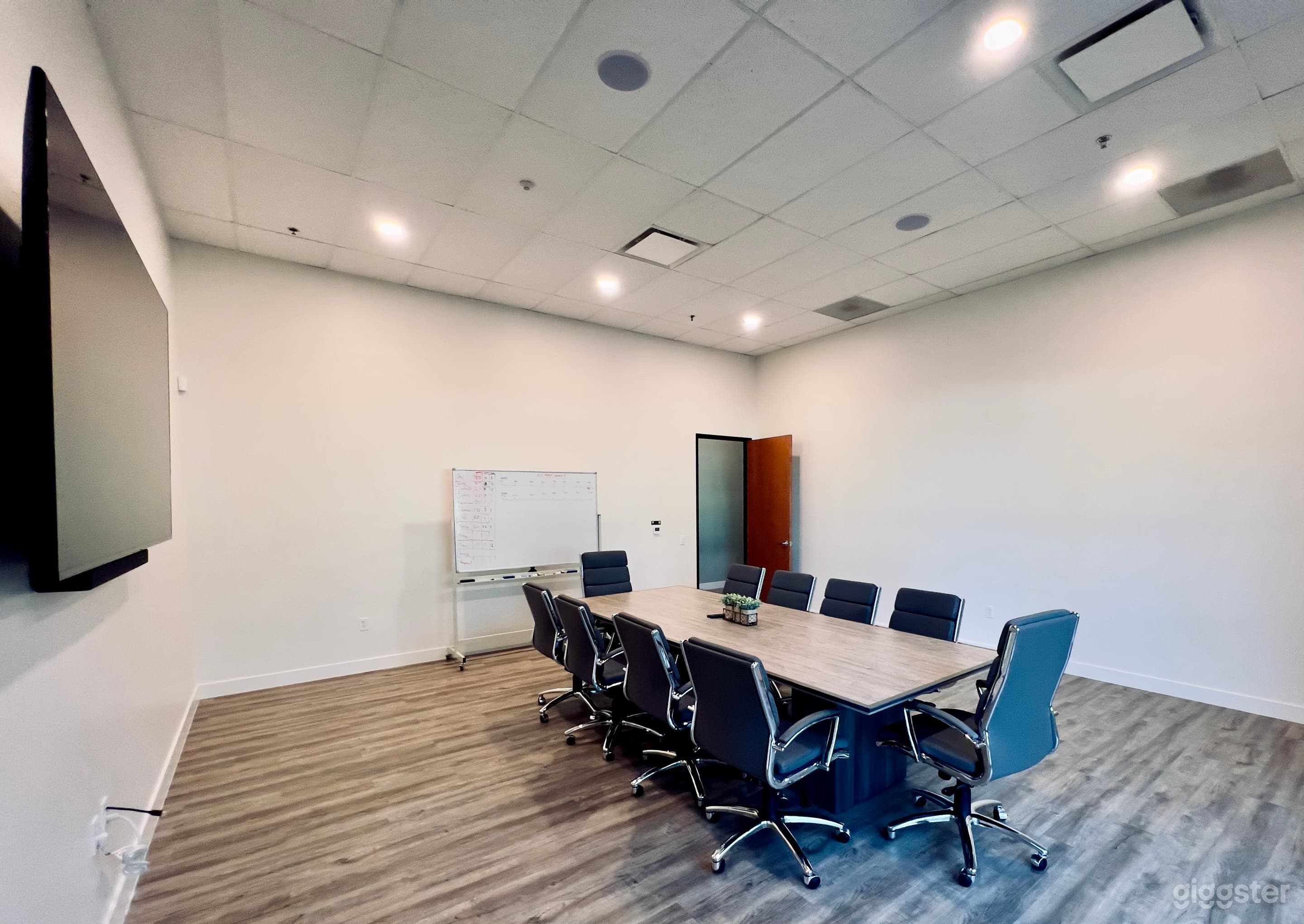 Open Breathable Conference Room Photo 4