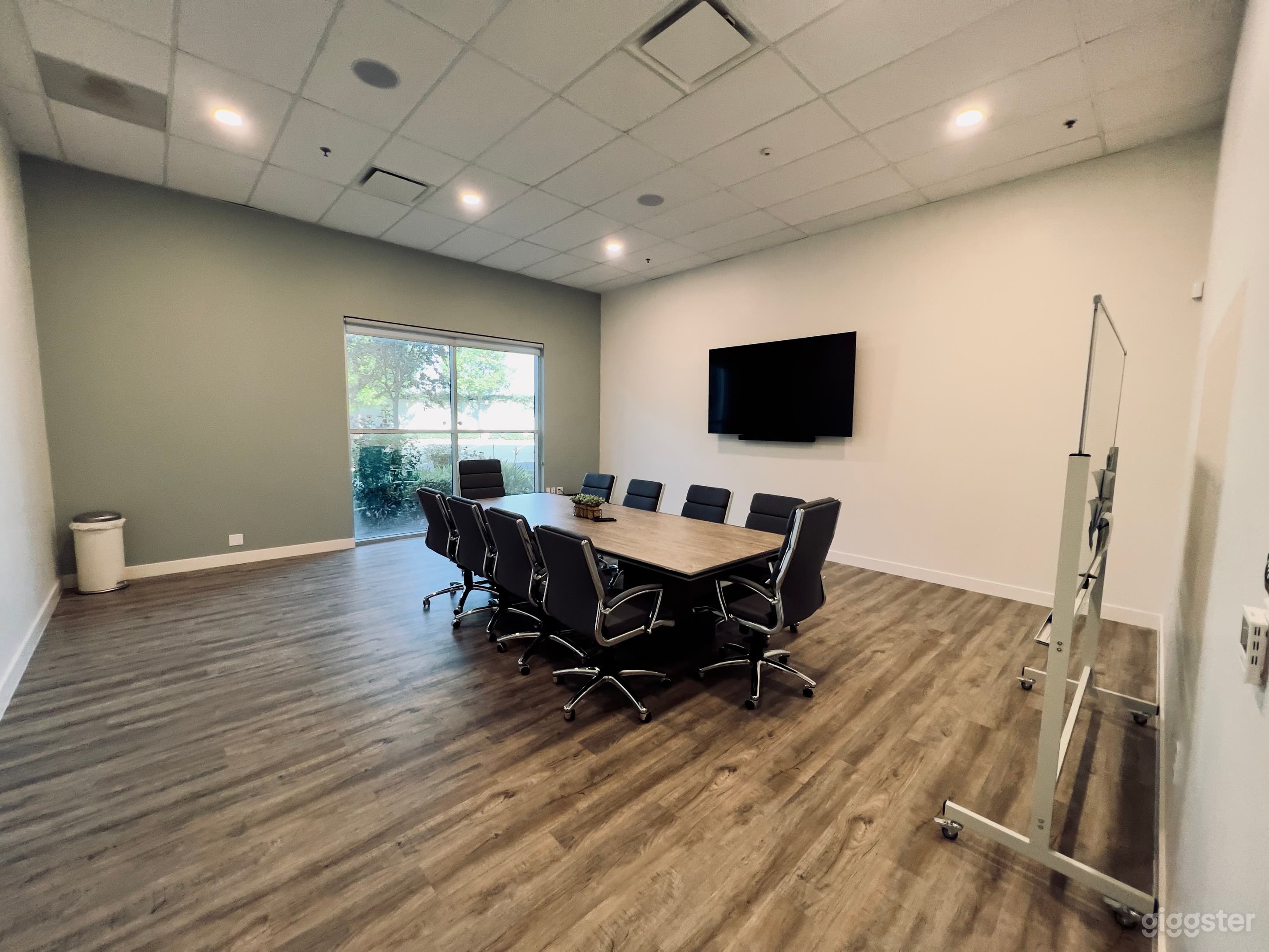 Open Breathable Conference Room Photo 3