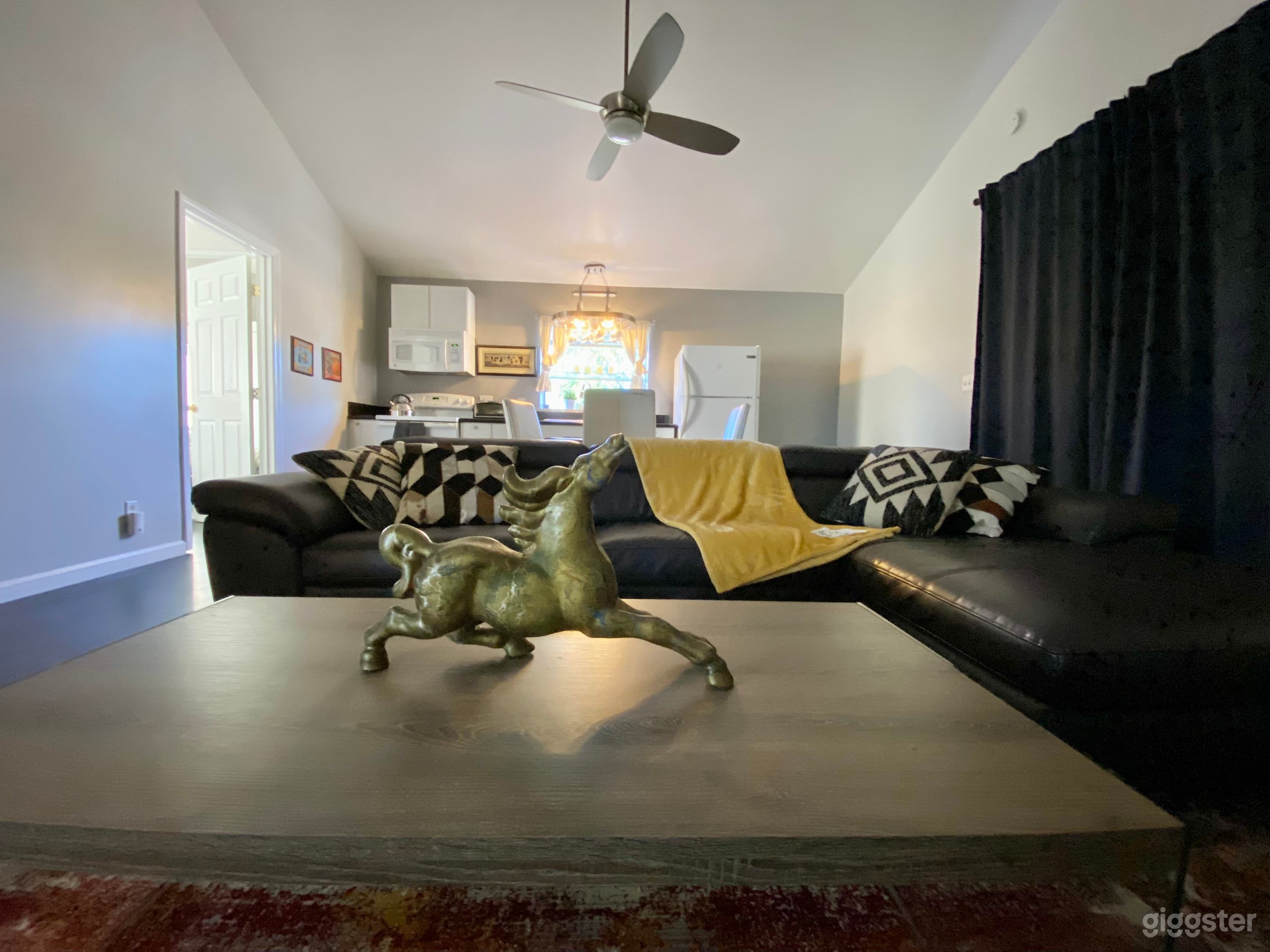 Mid-century modern large apartment Photo 3