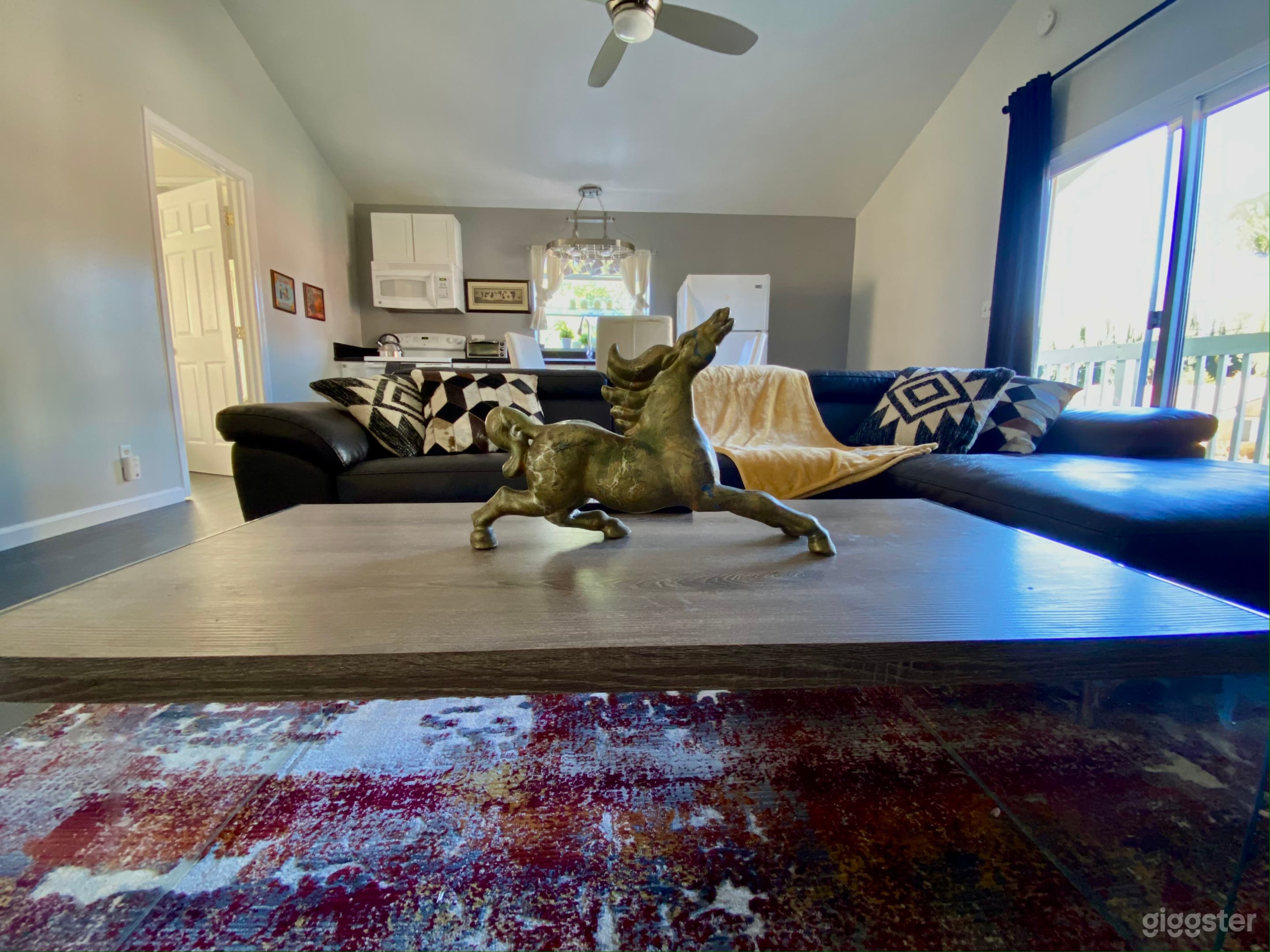 Mid-century modern large apartment Photo 2