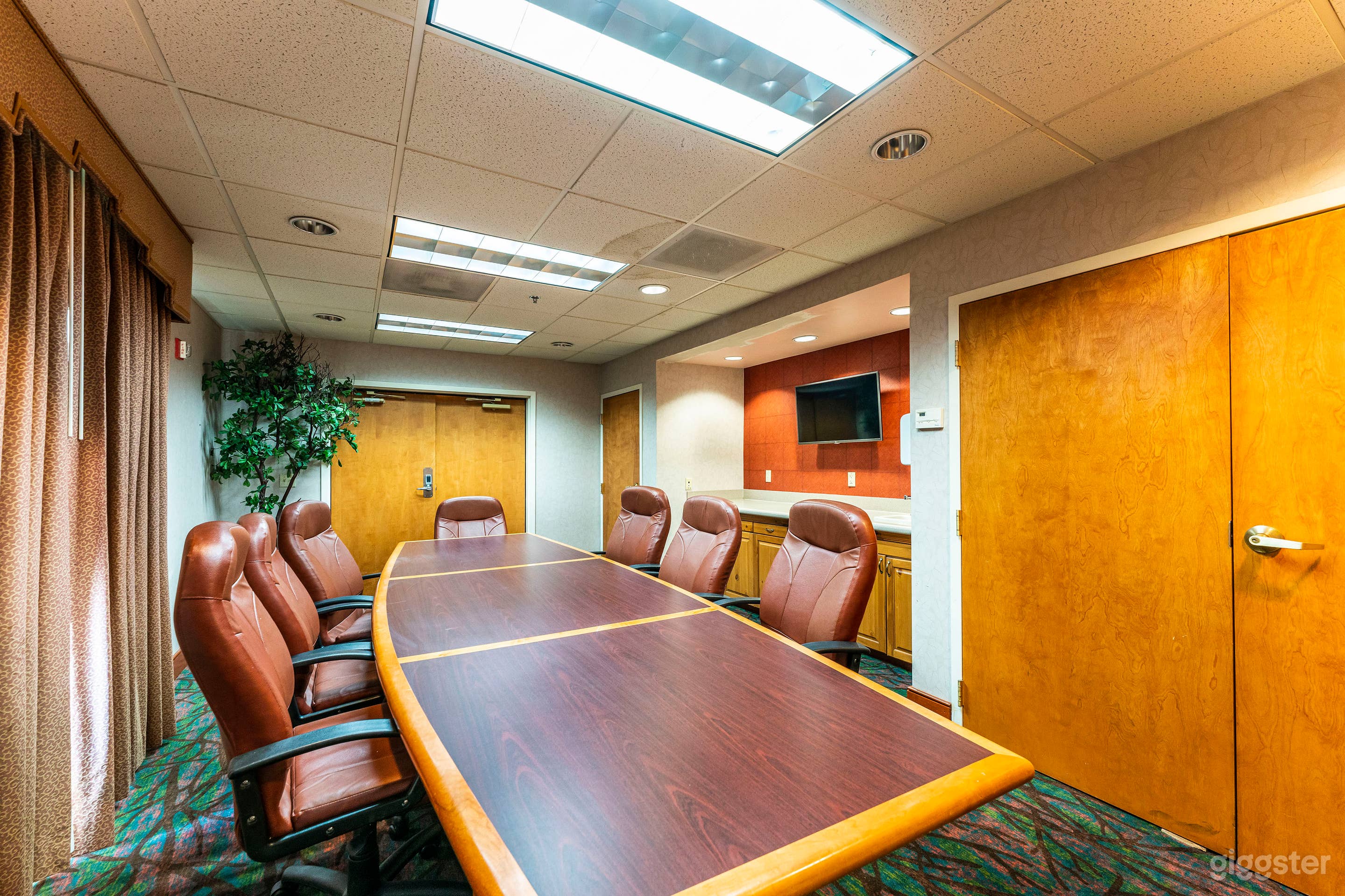 Spacious Boardroom for up to 16 Photo 2