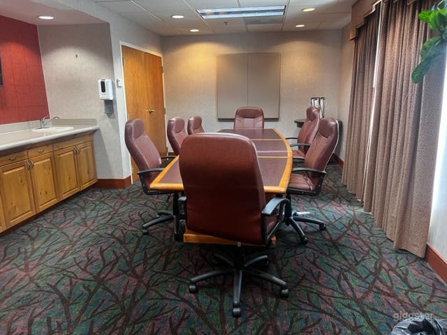 Spacious Boardroom for up to 16 Photo 4