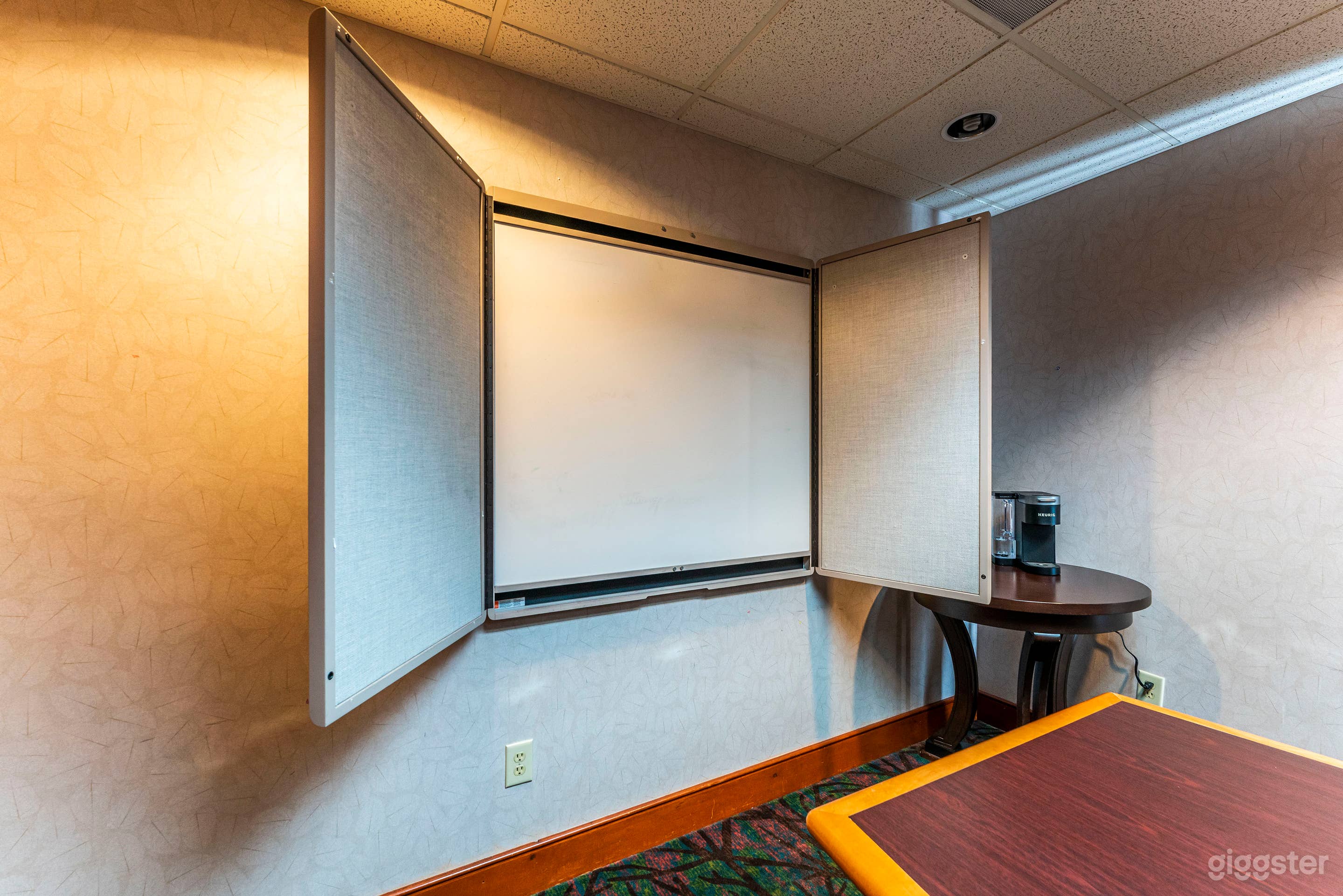 Spacious Boardroom for up to 16 Photo 3