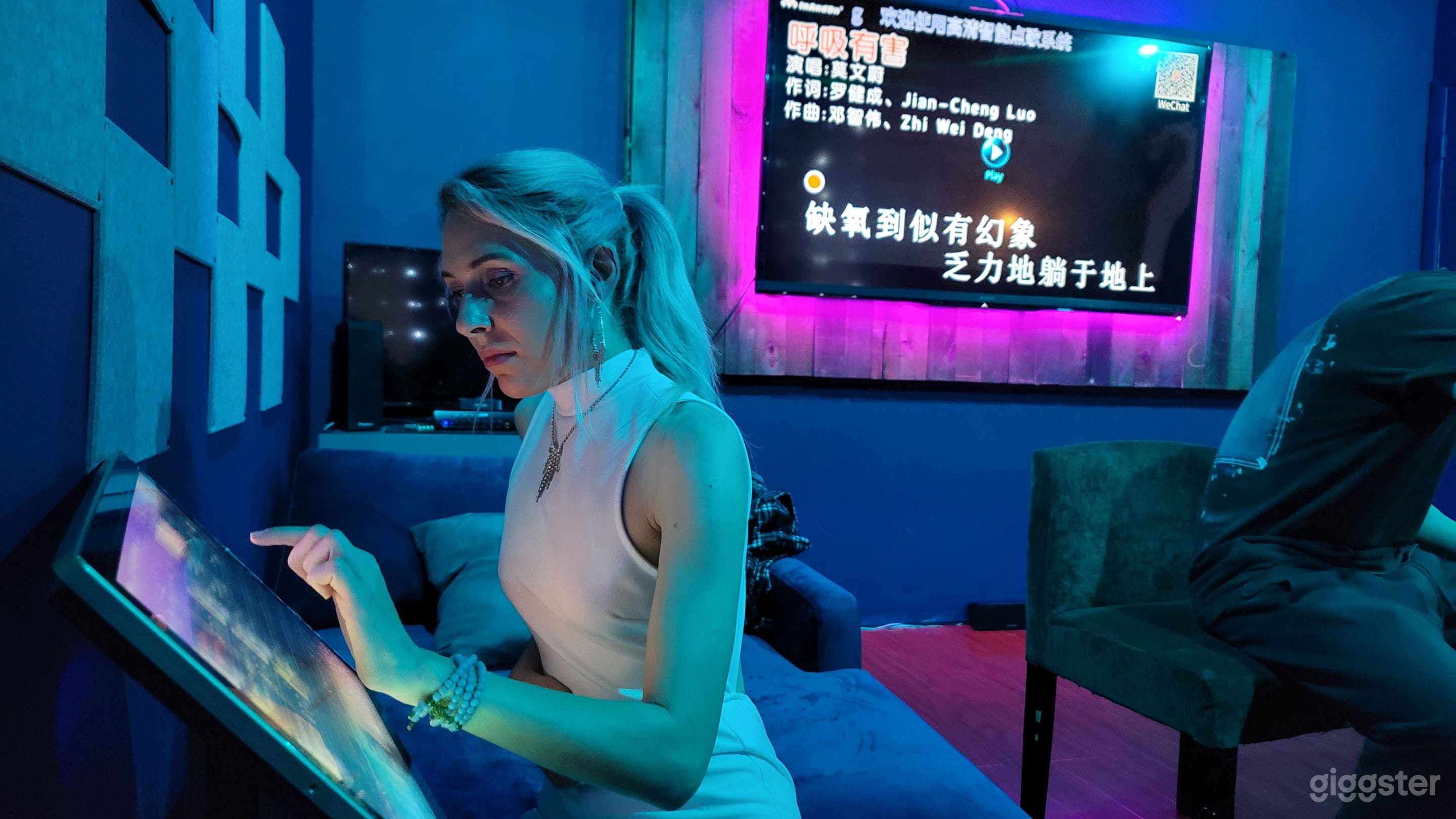 Karaoke lounge &amp; Poker Magic: Your Versatile Set for Fun  Photo 1