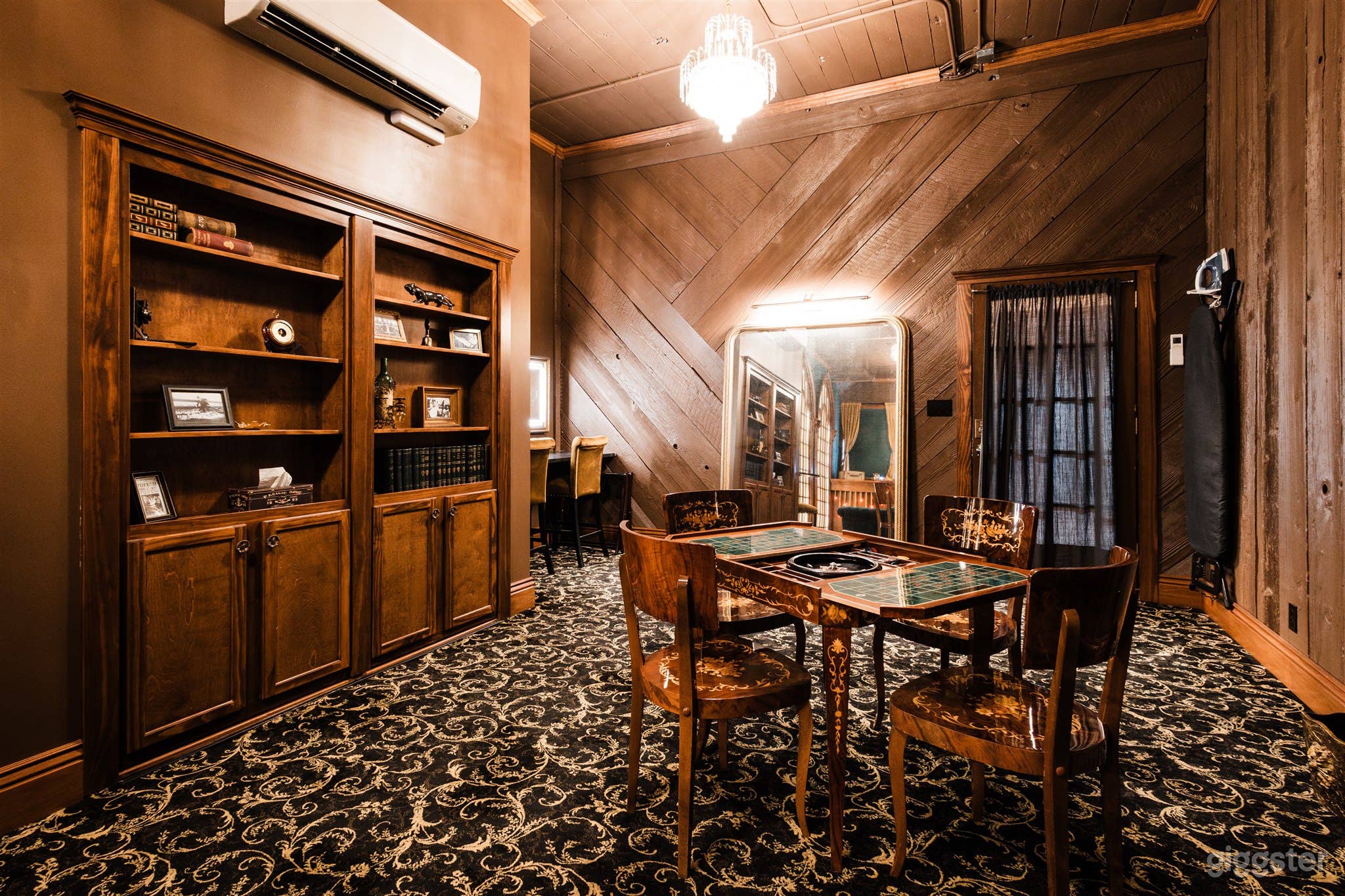 Neo-Deco Venue with Multiple Rooms and Inclusive Amenities Photo 3