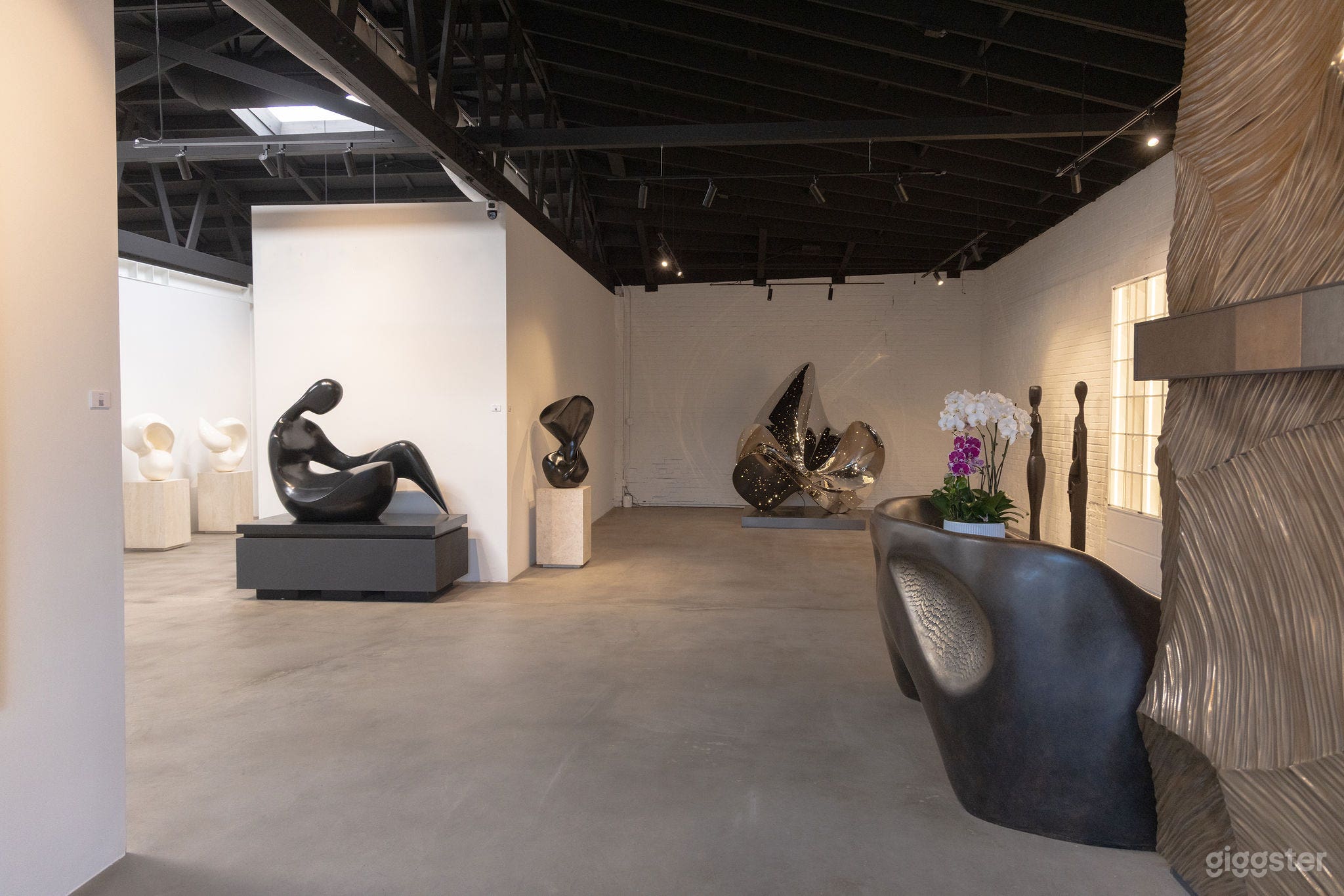 Film Ready Skylit Sculpture Gallery Compound + gated parking Photo 1