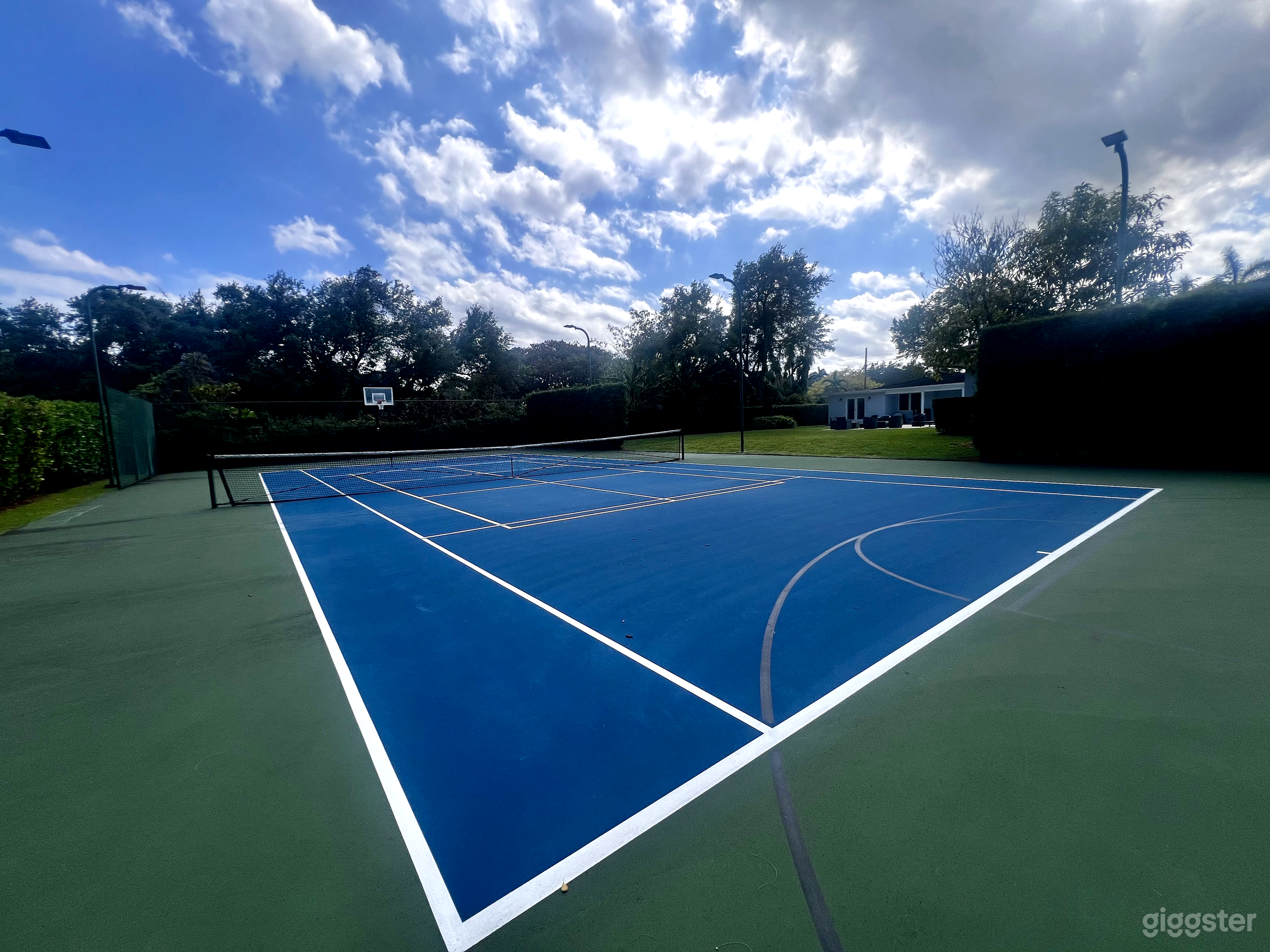 Backyard &amp; Tennis &amp; Basketball + Pool Photo 2