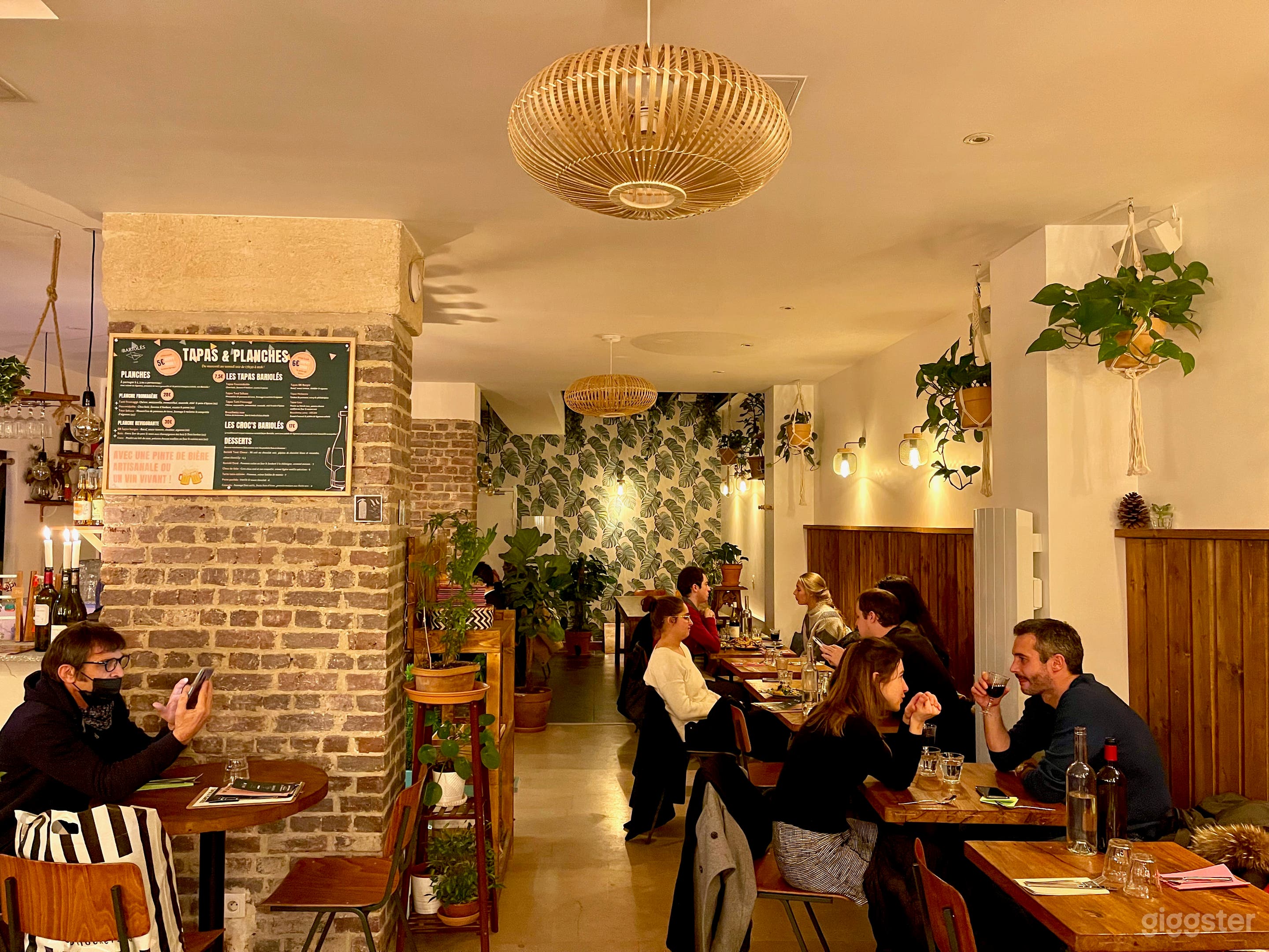 Photo de Cozy restaurant with terrace and wine bar 2