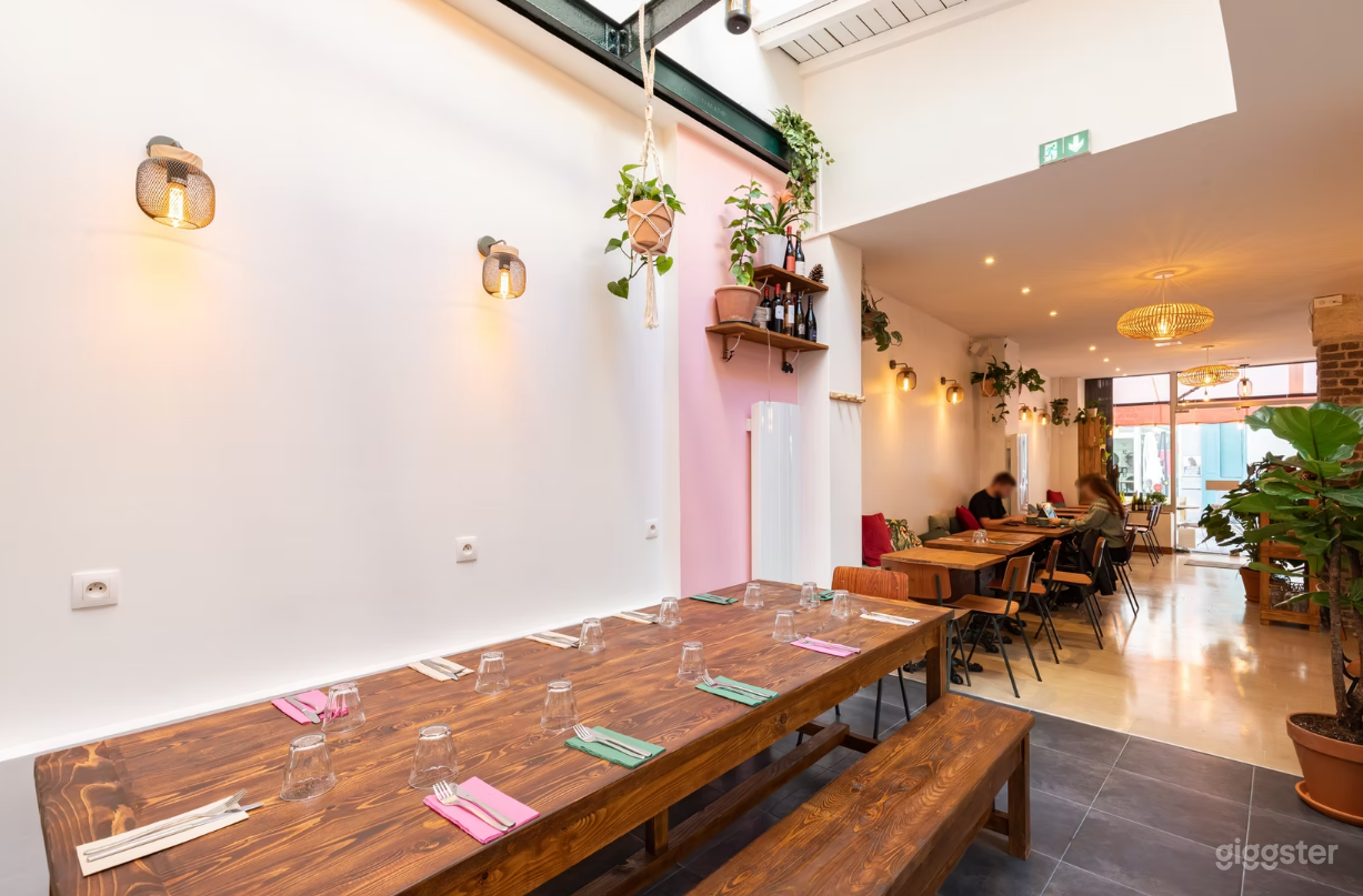 Photo de Cozy restaurant with terrace and wine bar 4