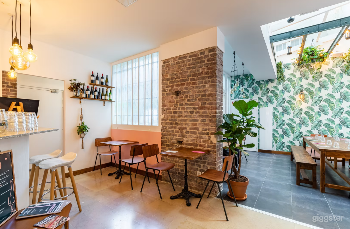Photo de Cozy restaurant with terrace and wine bar 1