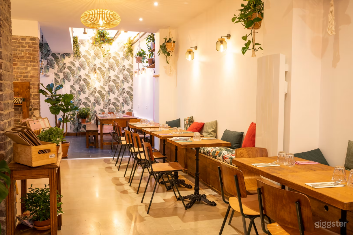 Photo de Cozy restaurant with terrace and wine bar 3